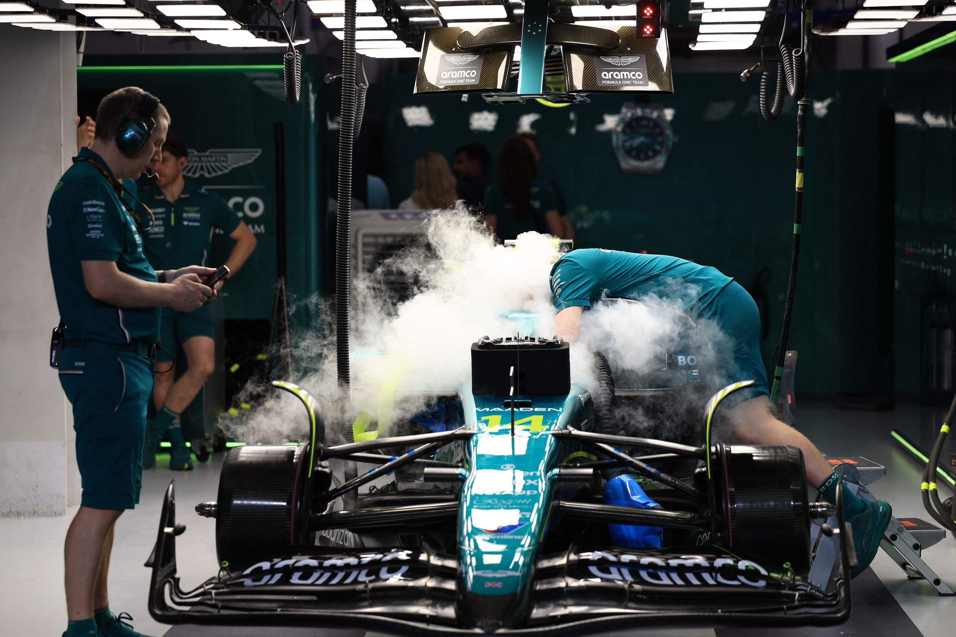 Los mecánicos de Aston Martin, el sábado, en el coche de Alonso.