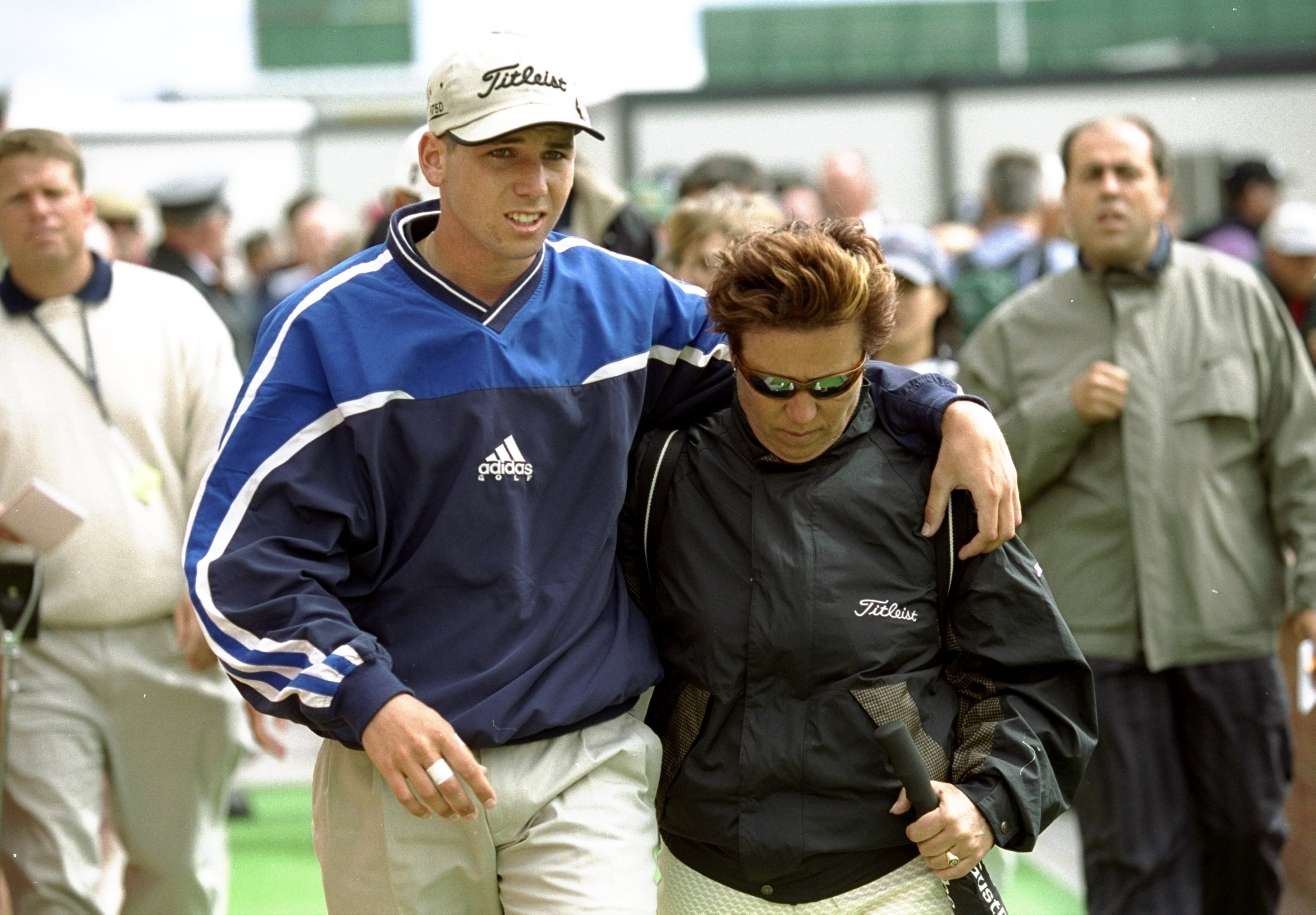 Sergio García, junto a su madre, en el British Open de 1999.