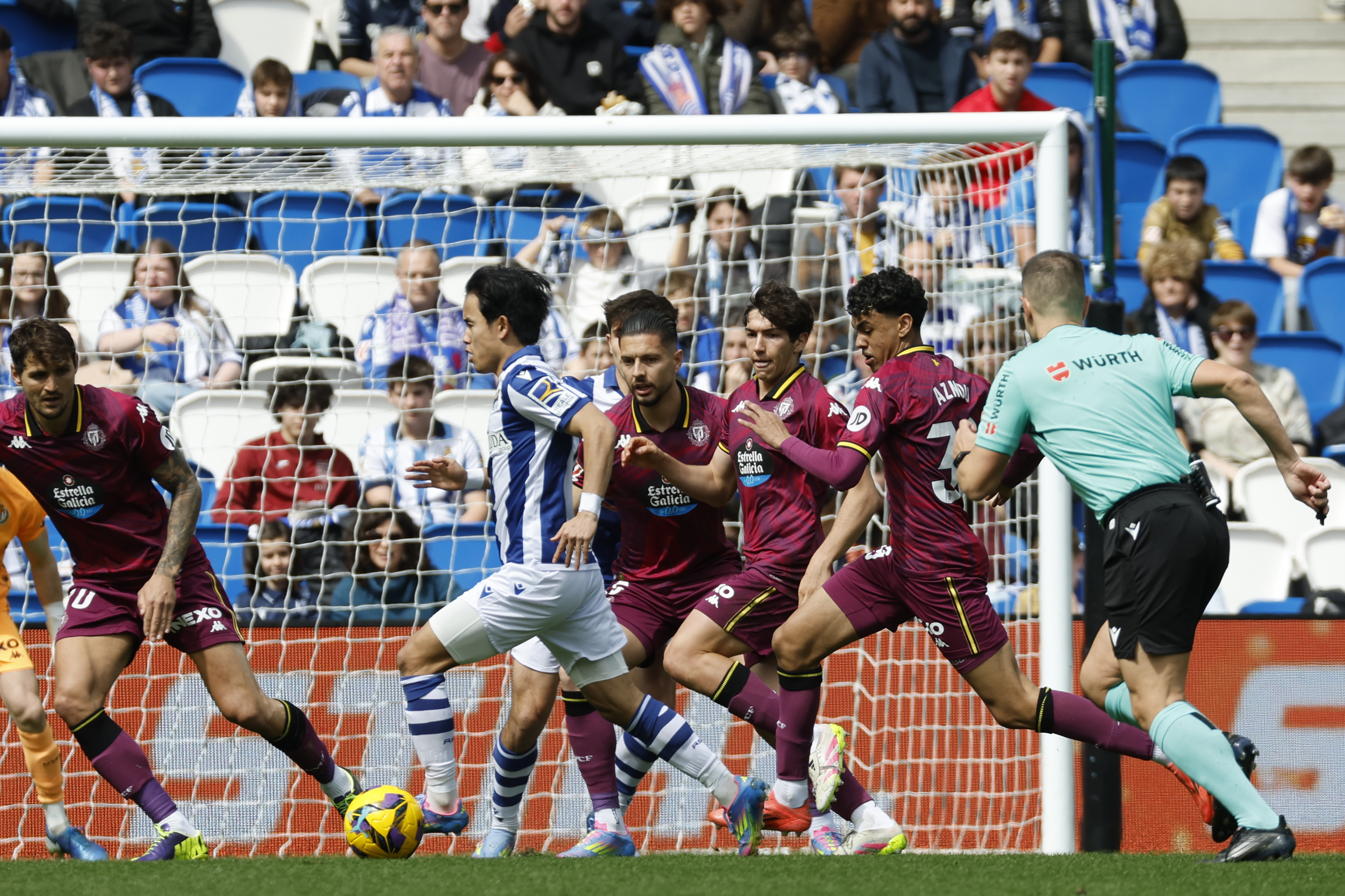 Kubo, rodeado de jugadores del Valladolid, el sábado en el Reale Arena.