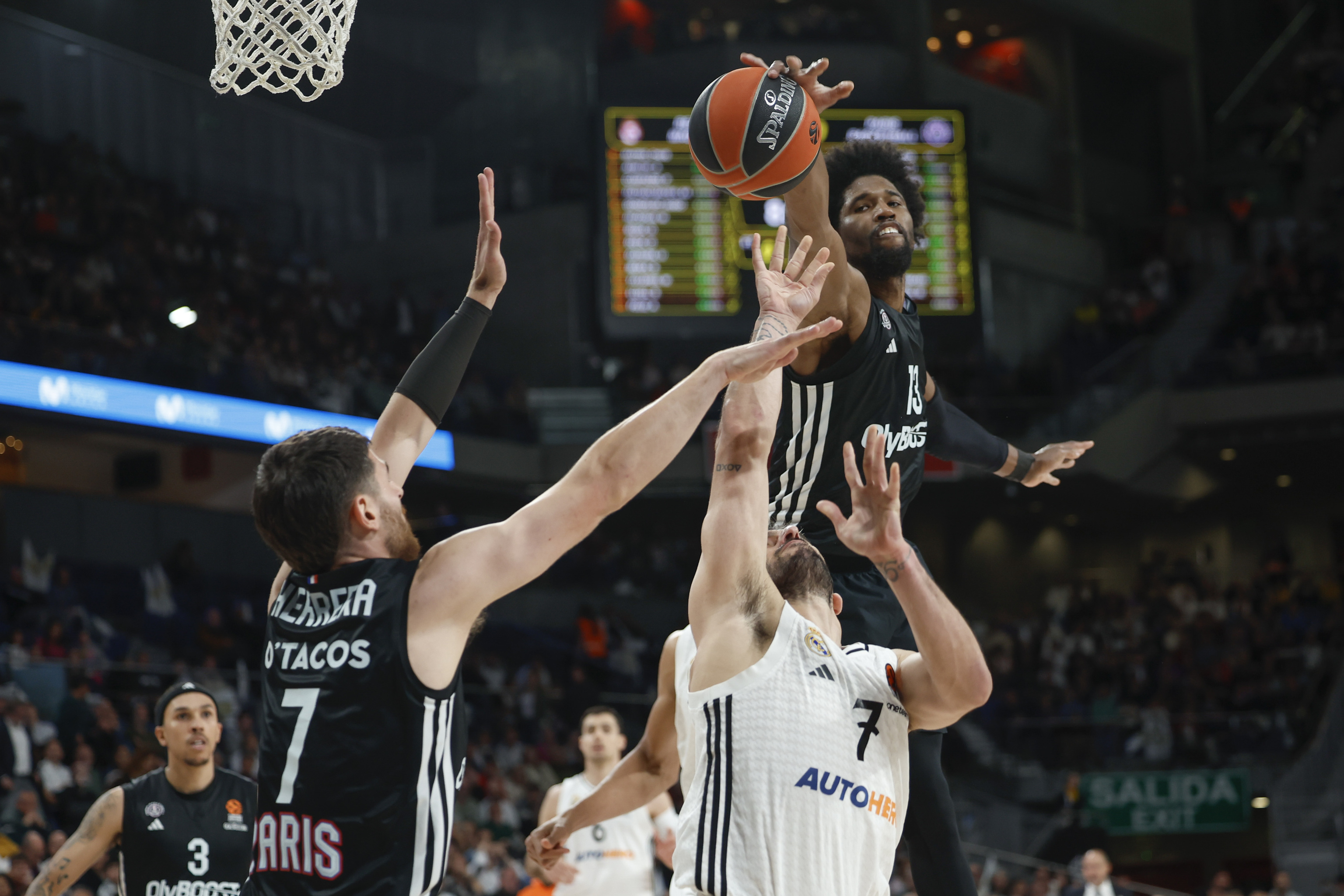 Campazzo, entre dos defensores del Paris Basketball.