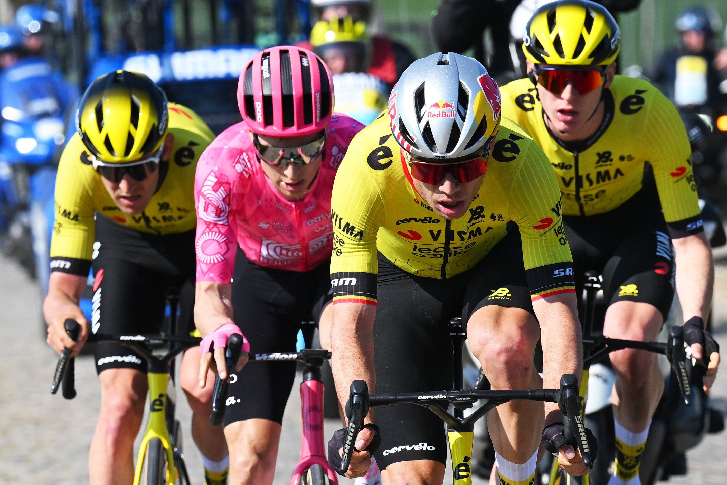Van Aert, con Benoot, Powless y Jorgenson en 'Dwars Door Vlaanderen'.