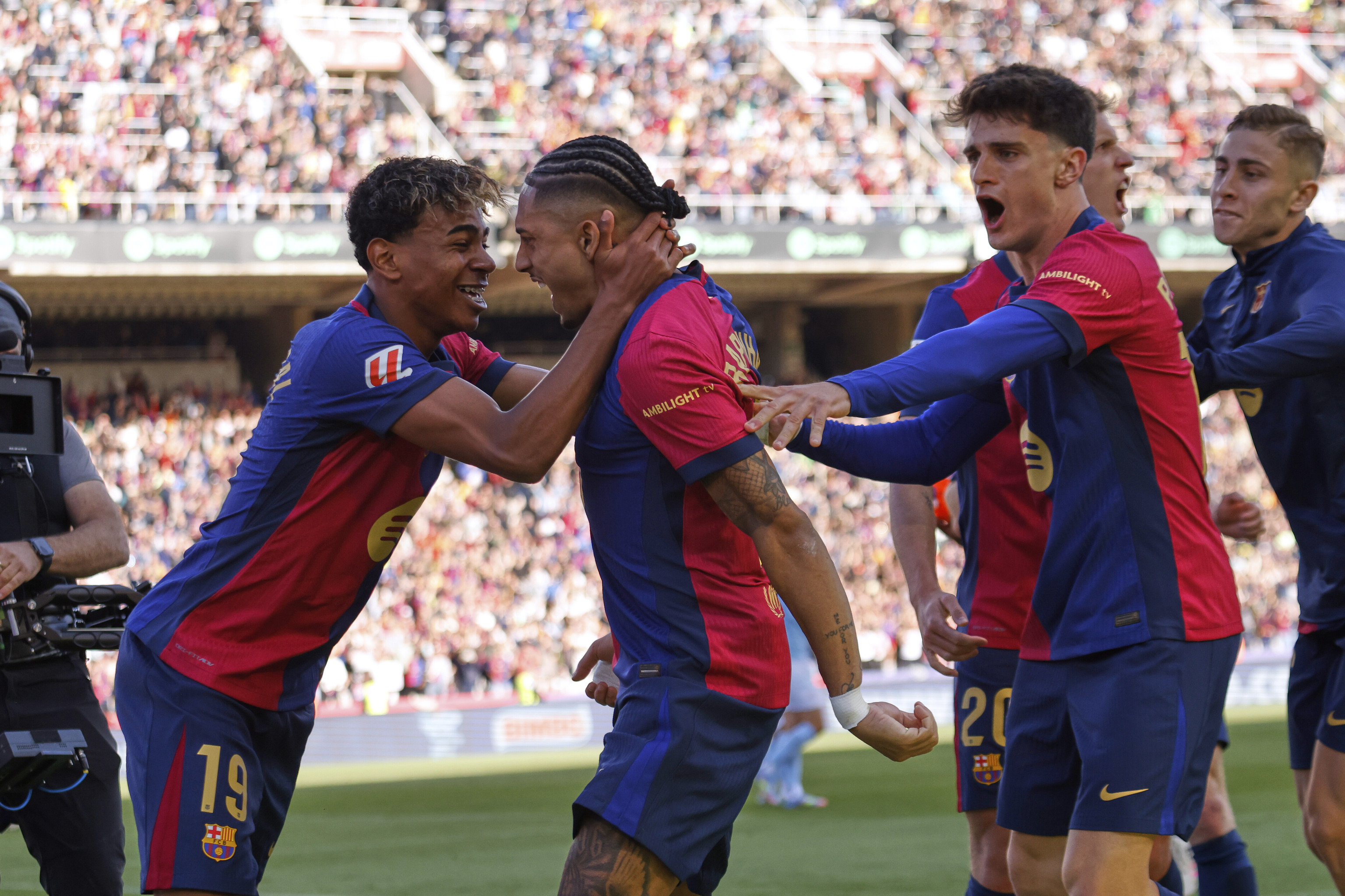 Raphinha celebra con sus compañeros el gol de la victoria ante el Celta.