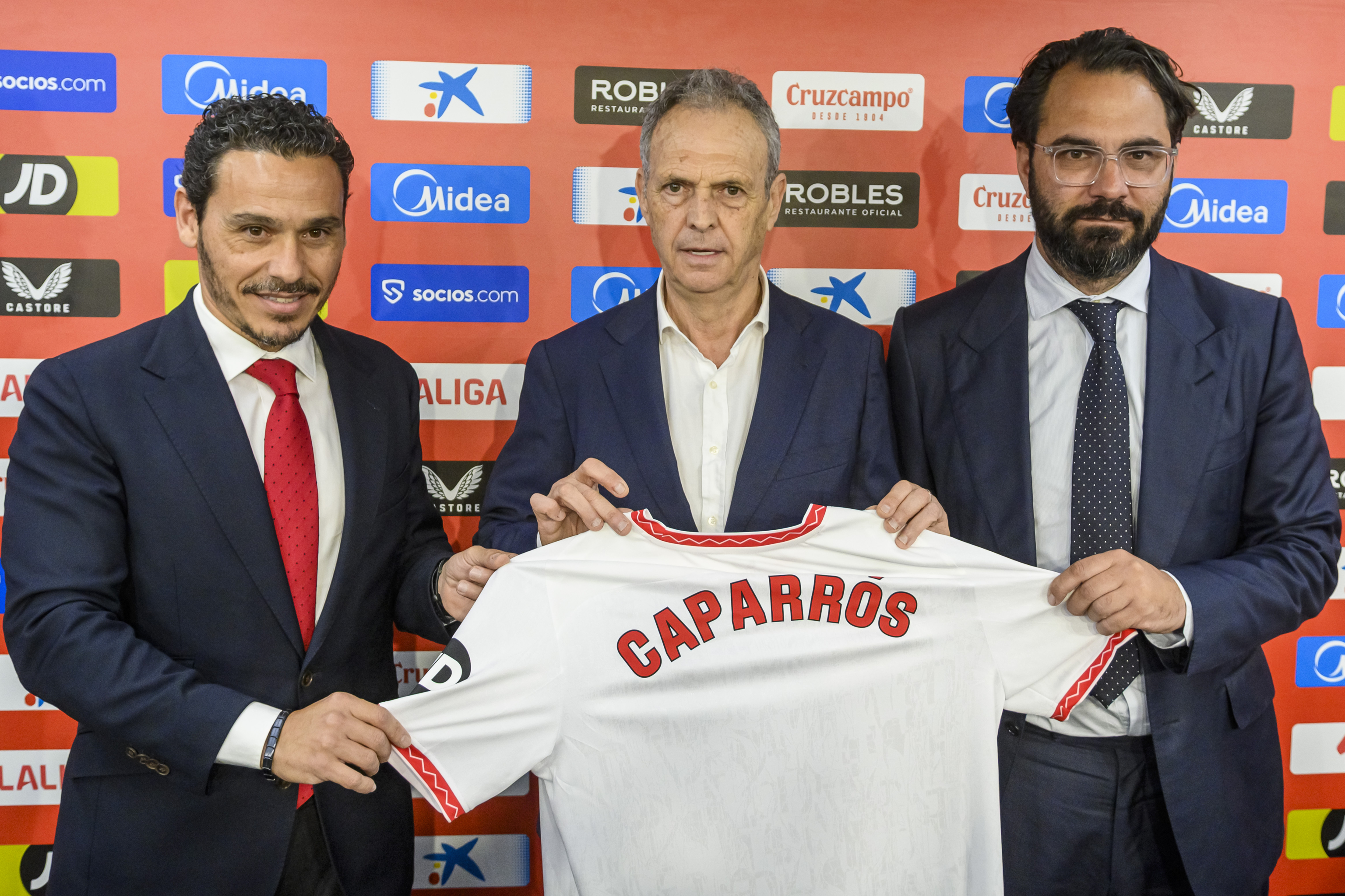 Caparrós, junto a Del Nido Carrasco (izquierda) y Víctor Orta.