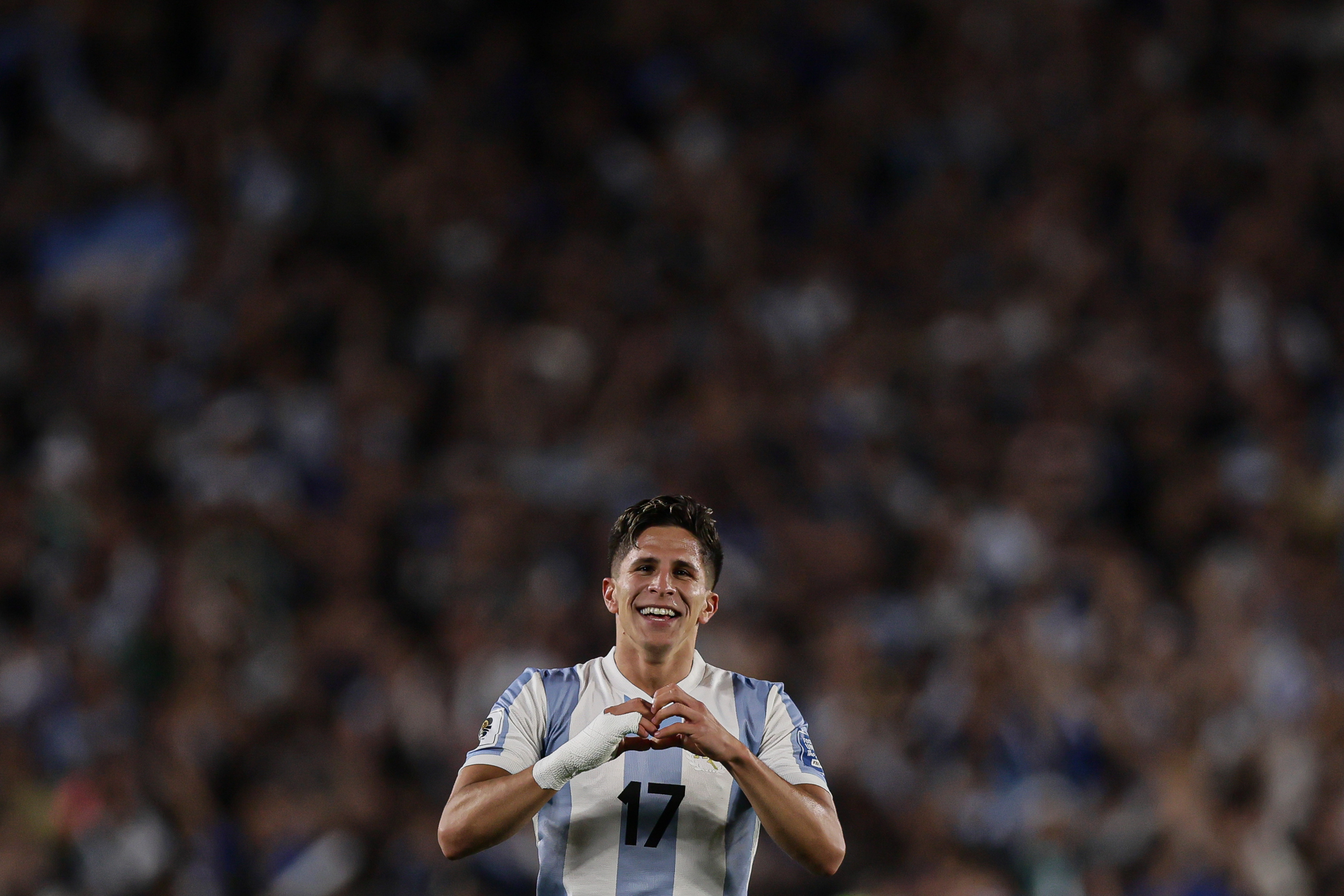 El argentino celebra su primer tanto con argentina.