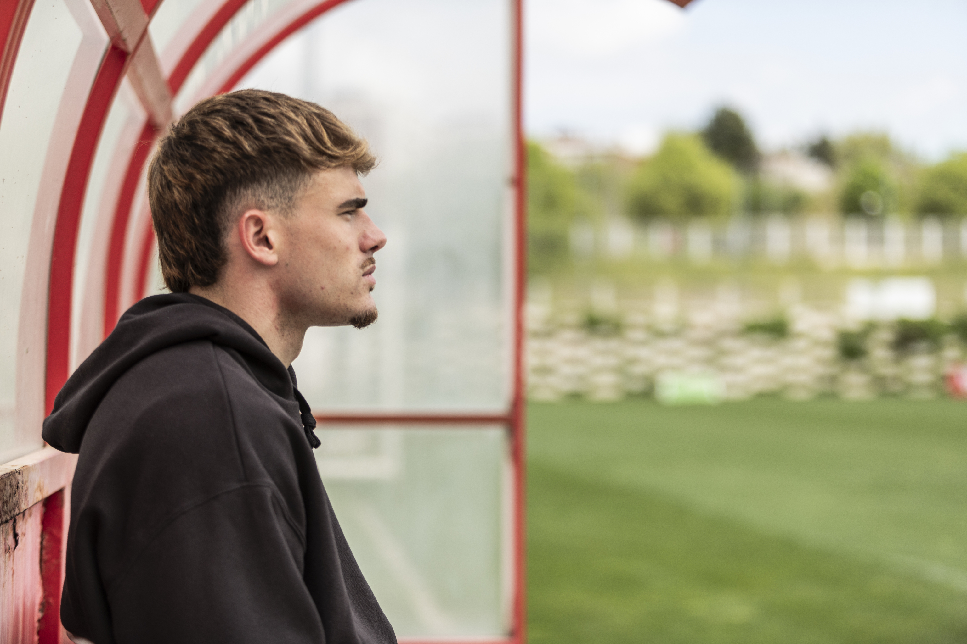 El futbolista, en uno de los banquillos de Vallecas.