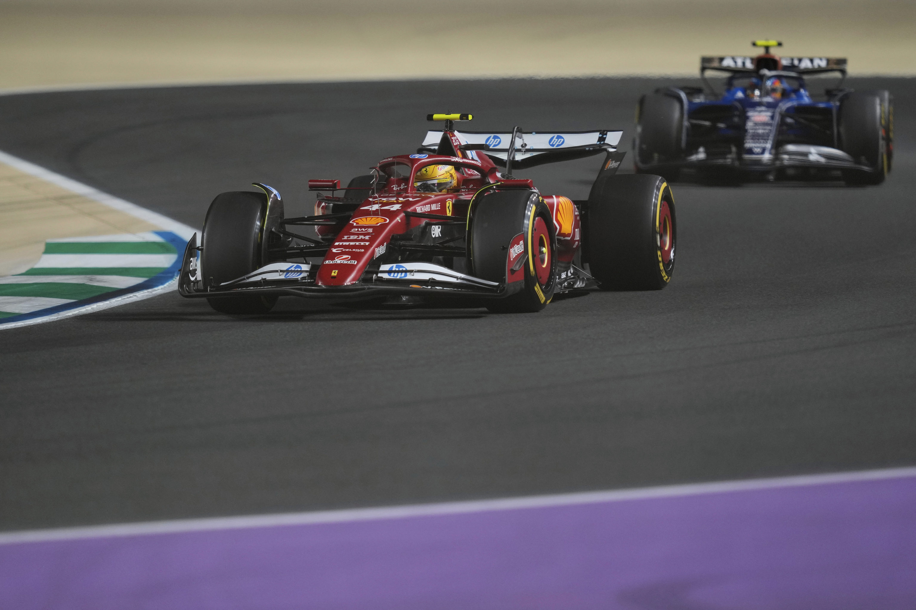 Hamilton, por delante de Sainz, el domingo en Jeddah.