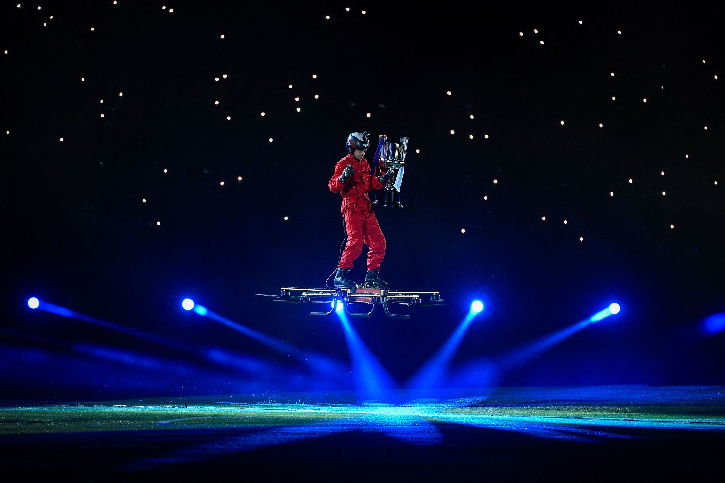 La Copa del Rey llega, de manos de un SkySurfer en La Cartuja.