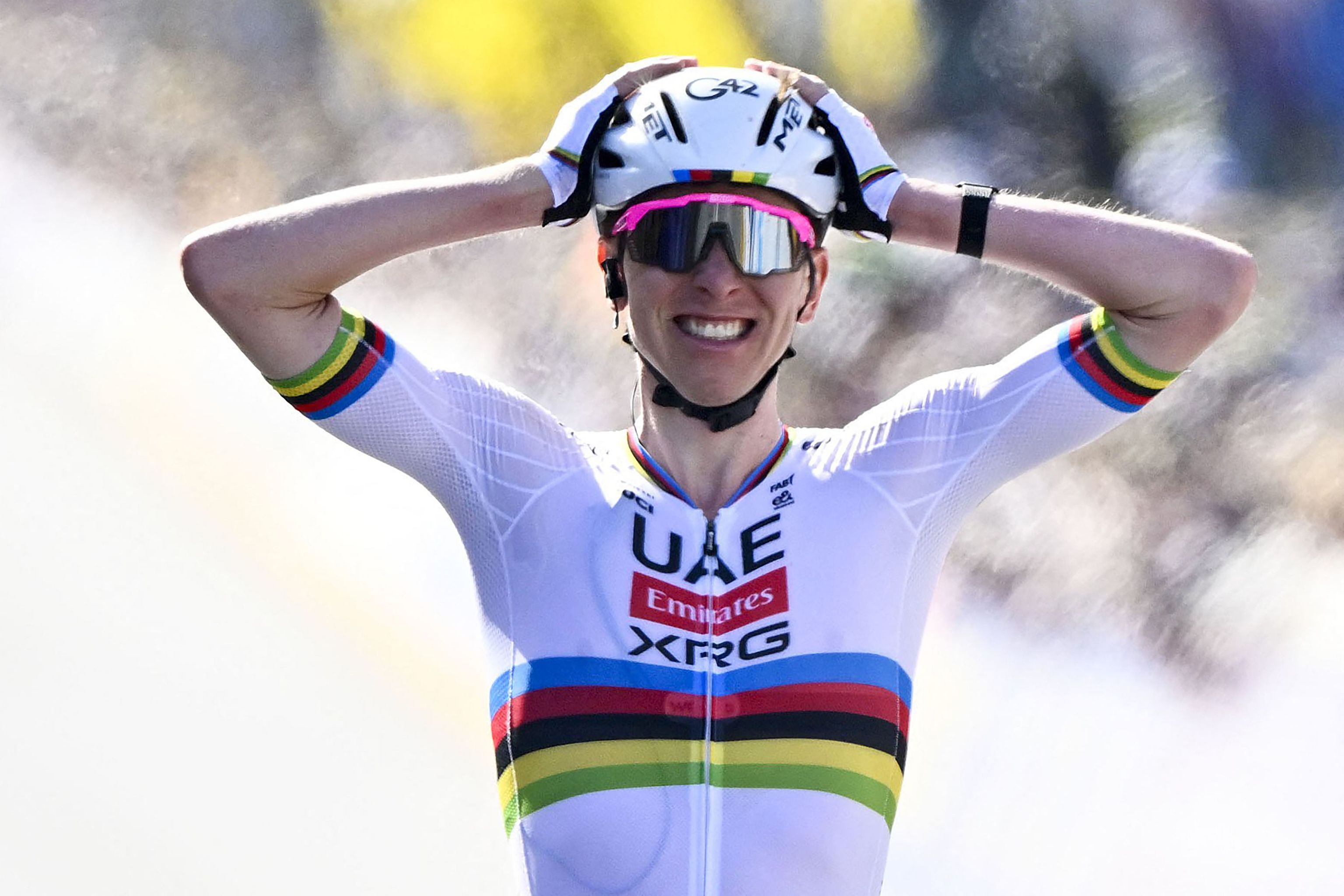 Pogacar celebra su victoria en Flandes.