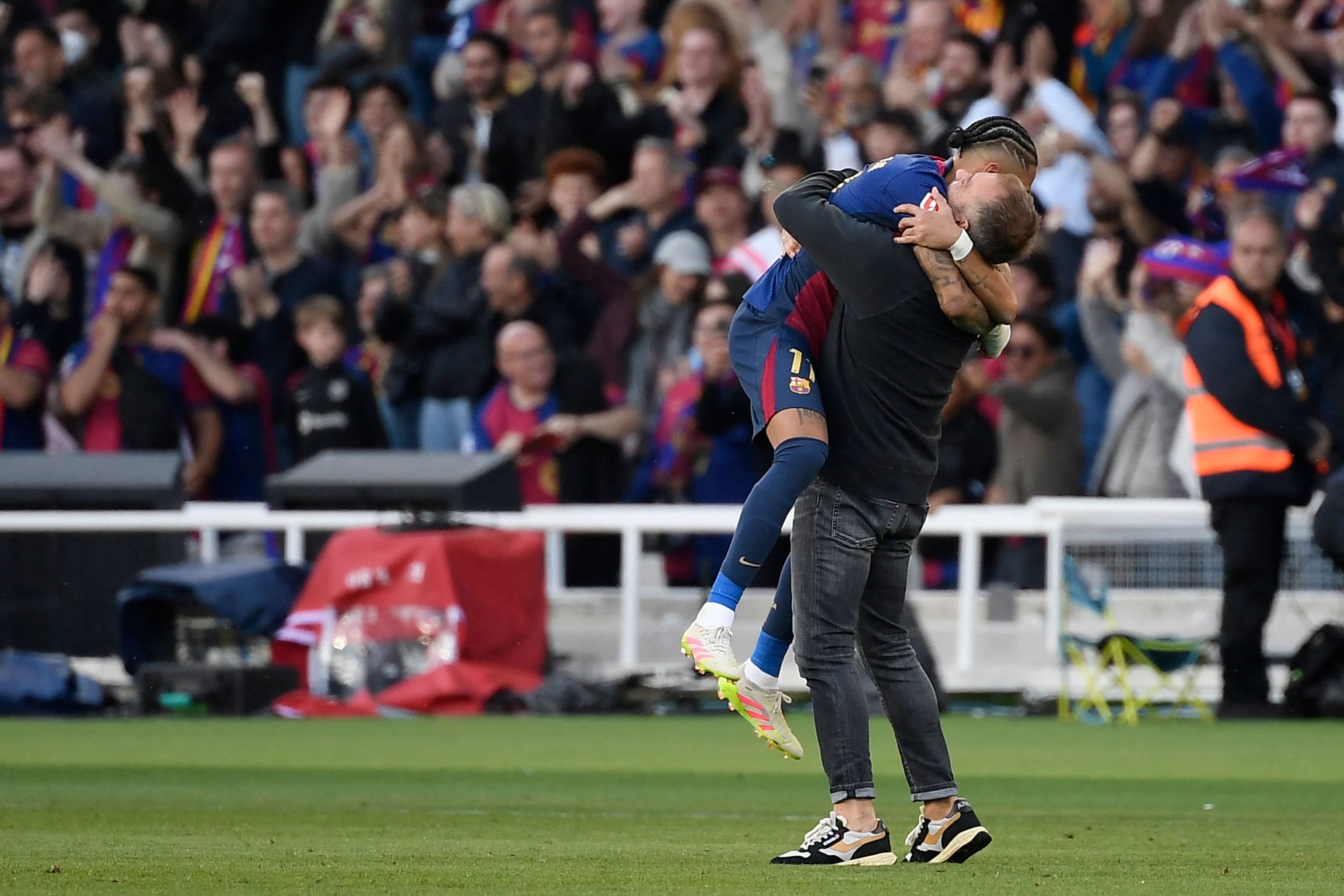 Abrazo entre Raphinha y Flick.