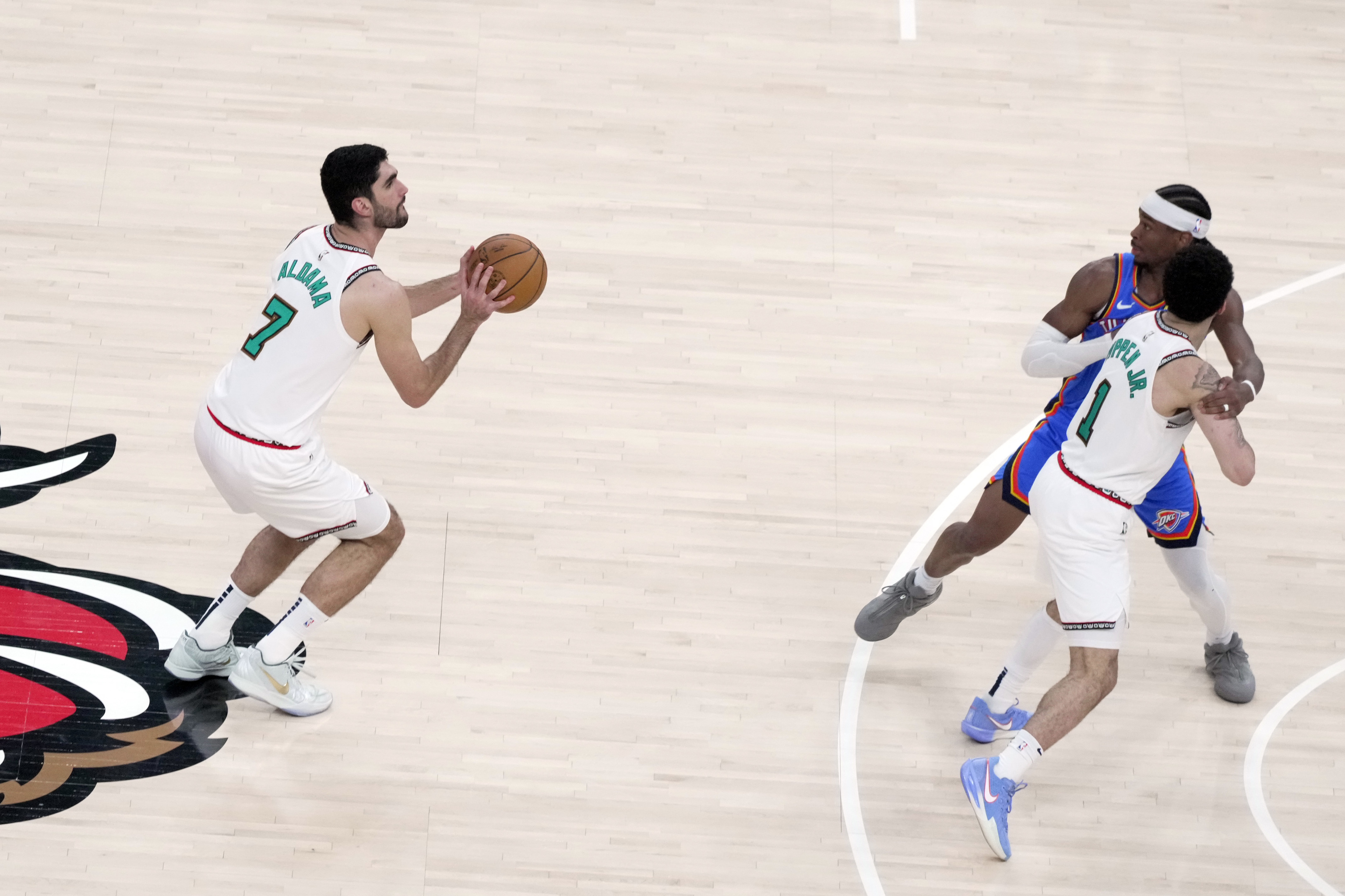 Aldama lanza un triple ante los Thunder.