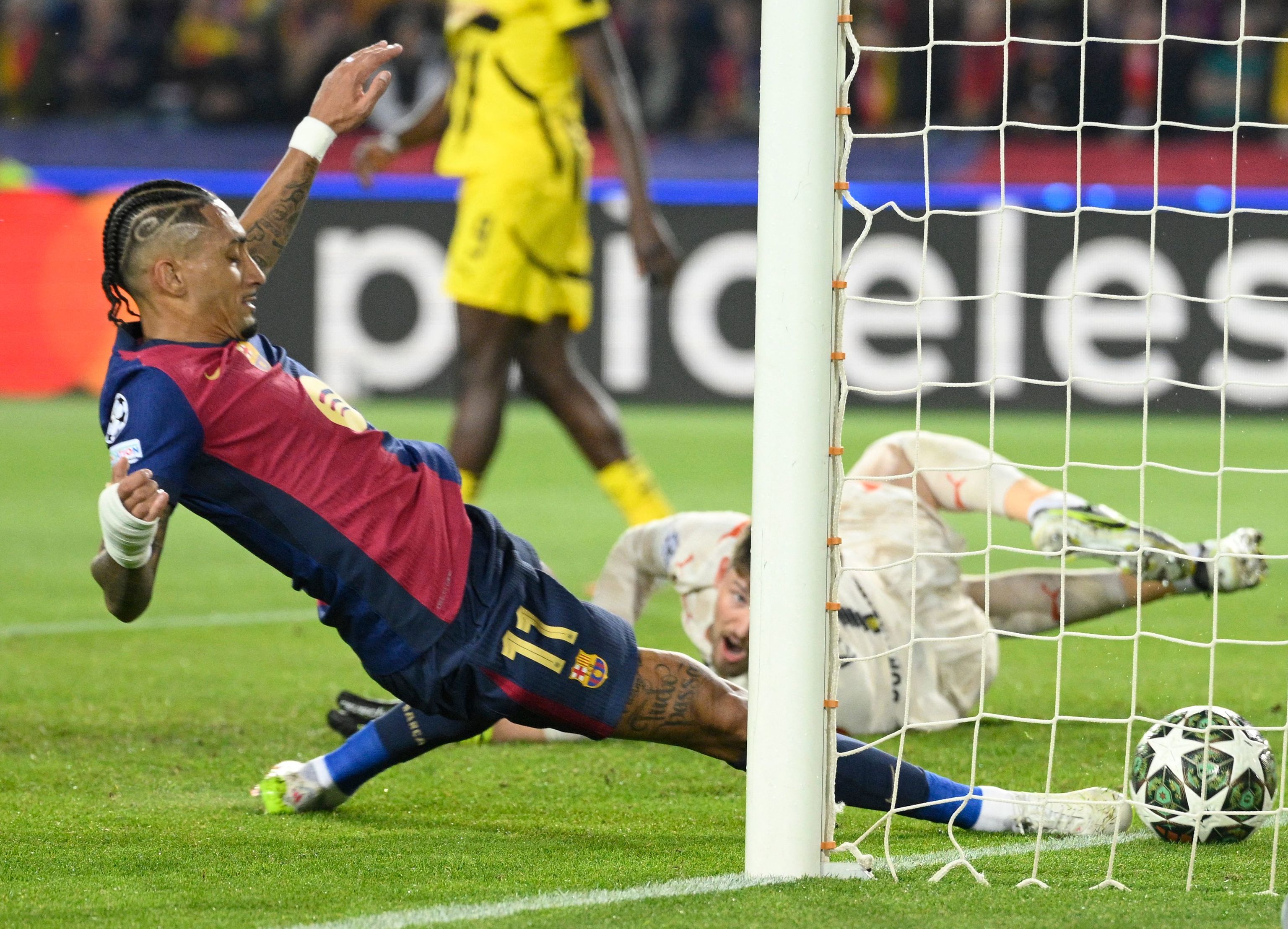 Raphinha empuja a la red el 1-0 ante Kobel.