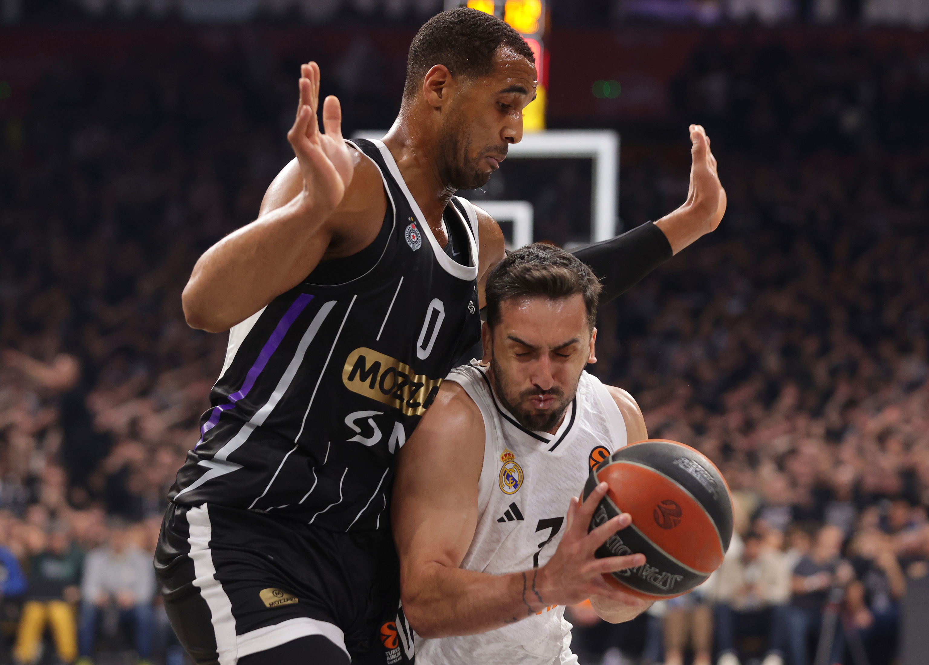 Brandon Davies, defendiendo a Campazzo, en Belgrado.