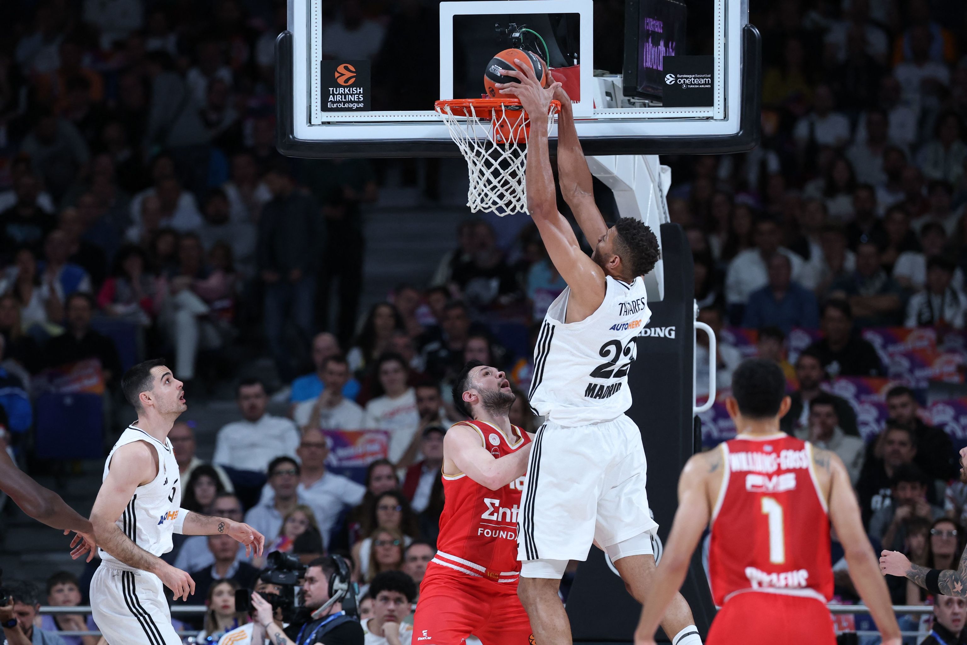 Tavares, durante el partido contra Olympiacos.