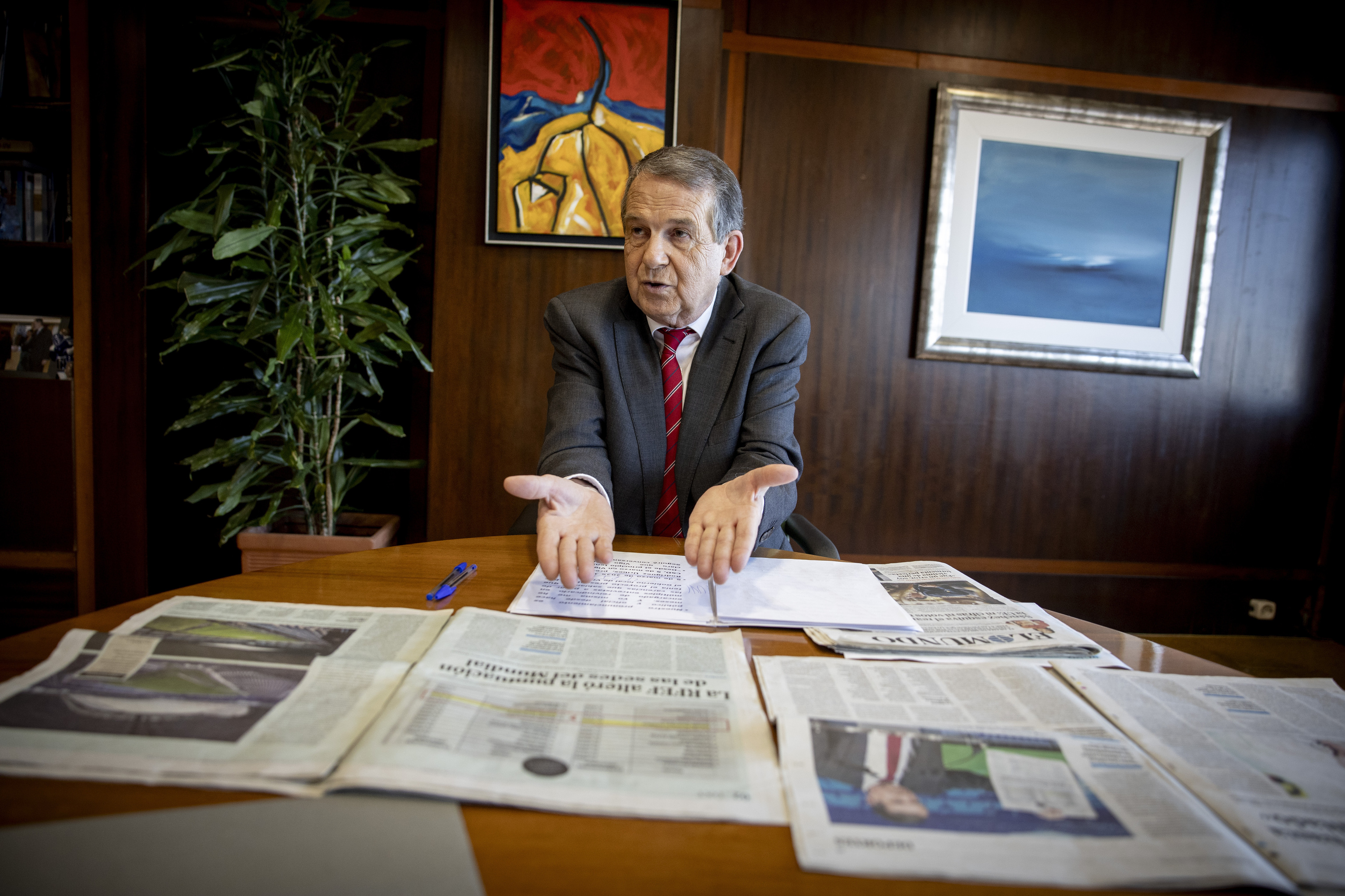 Caballero, en su despacho, con las informaciones de EL MUNDO.