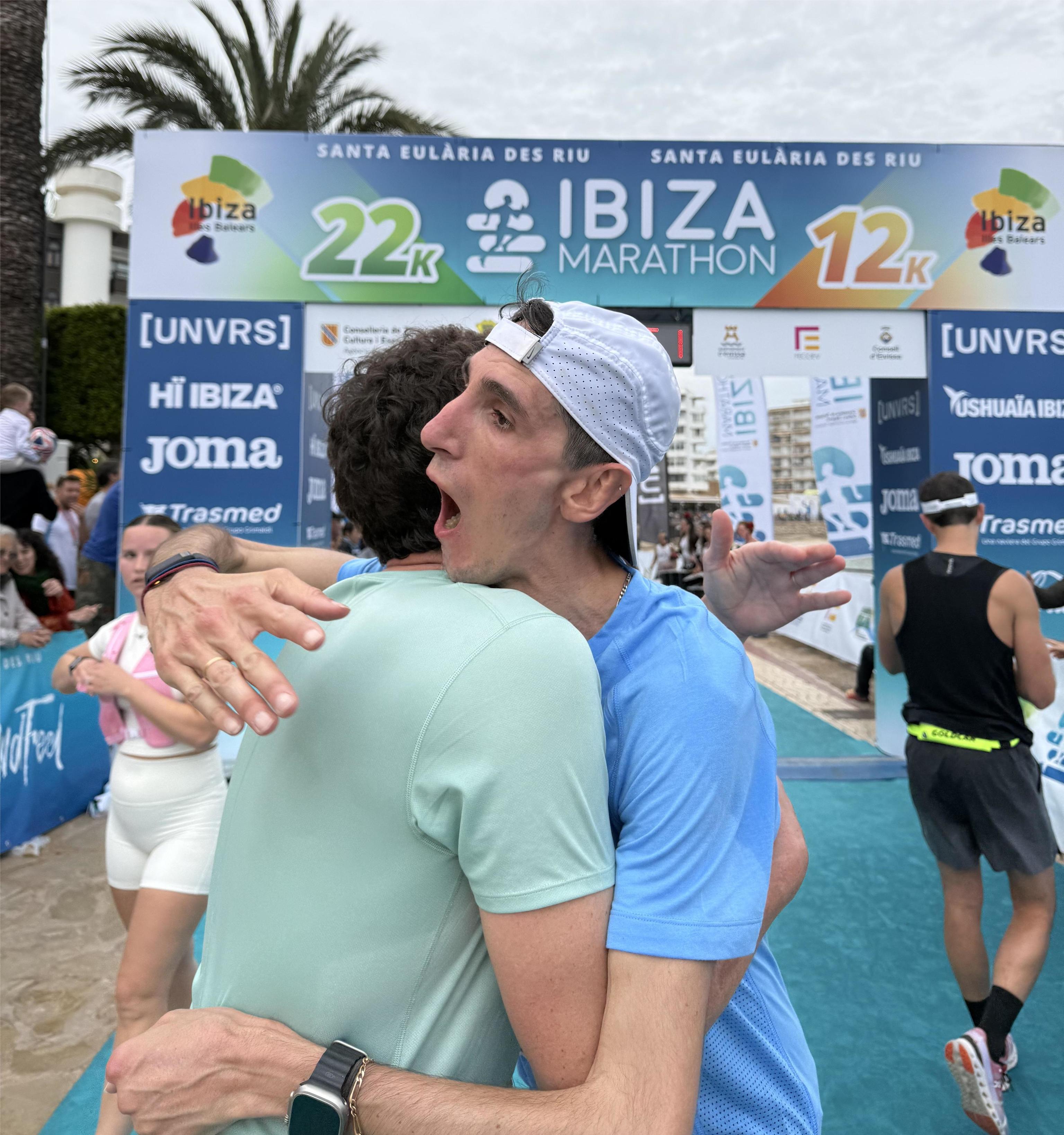 Jota y Álex Roca se abrazan al completar la prueba.