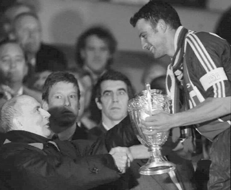 Roche recibe la Copa de Francia en 1995 de manos de Mitterrand.