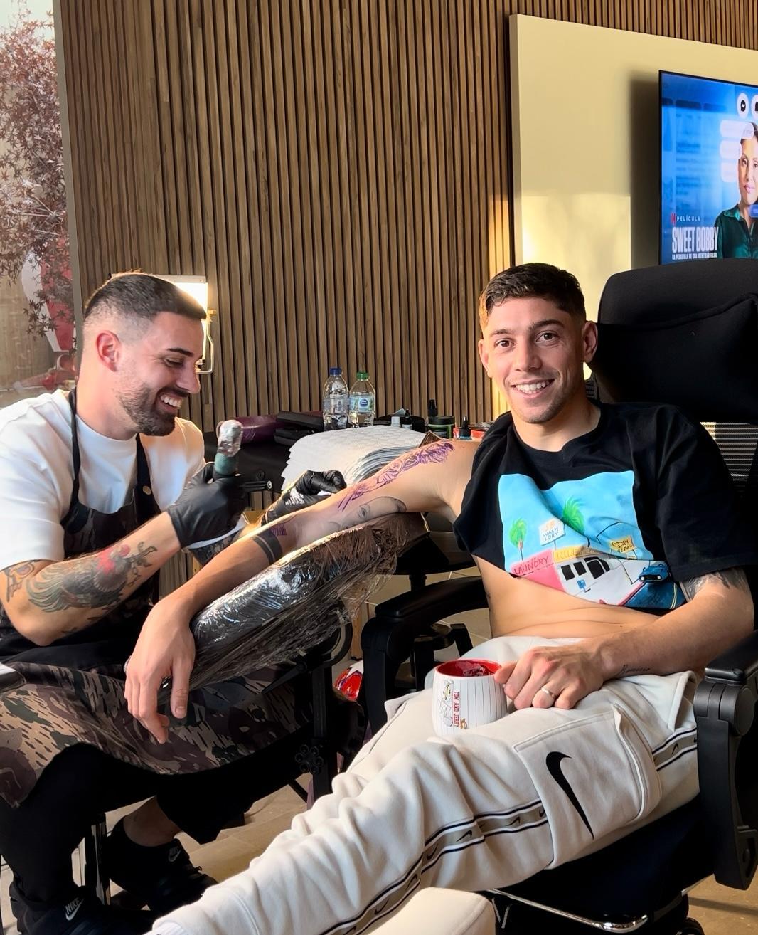 Alejandro del Mazo, tatuando a Fede Valverde.