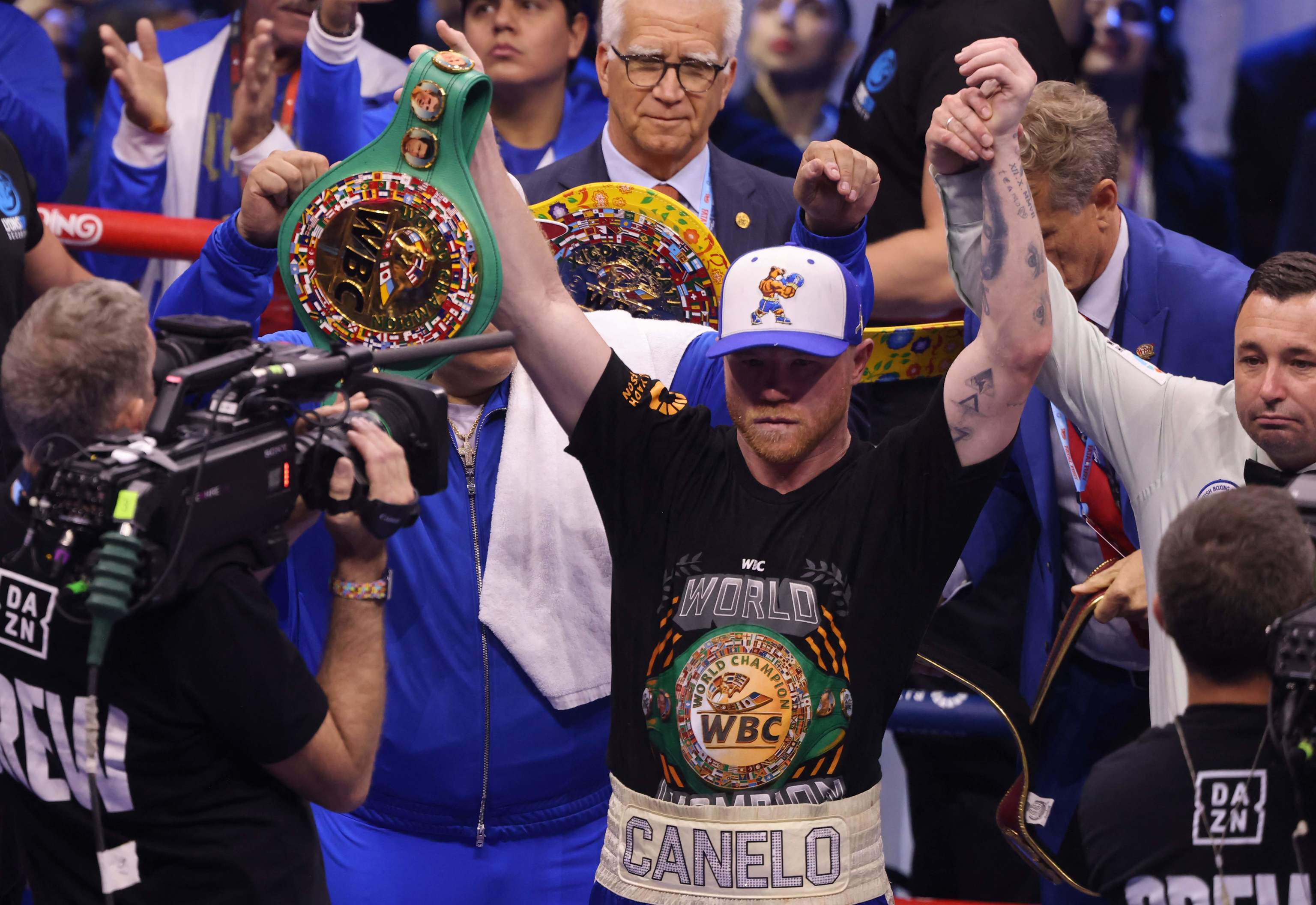 Canelo muestra su cinturón de campeón.