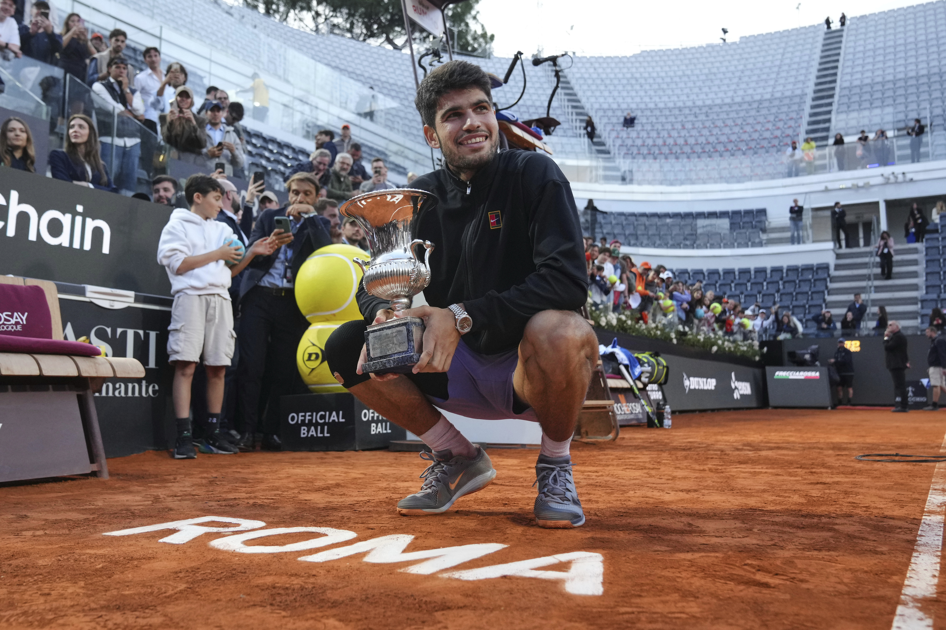 Alcaraz con el trofeo de campeón del Abierto de Italia este domingo en Roma.