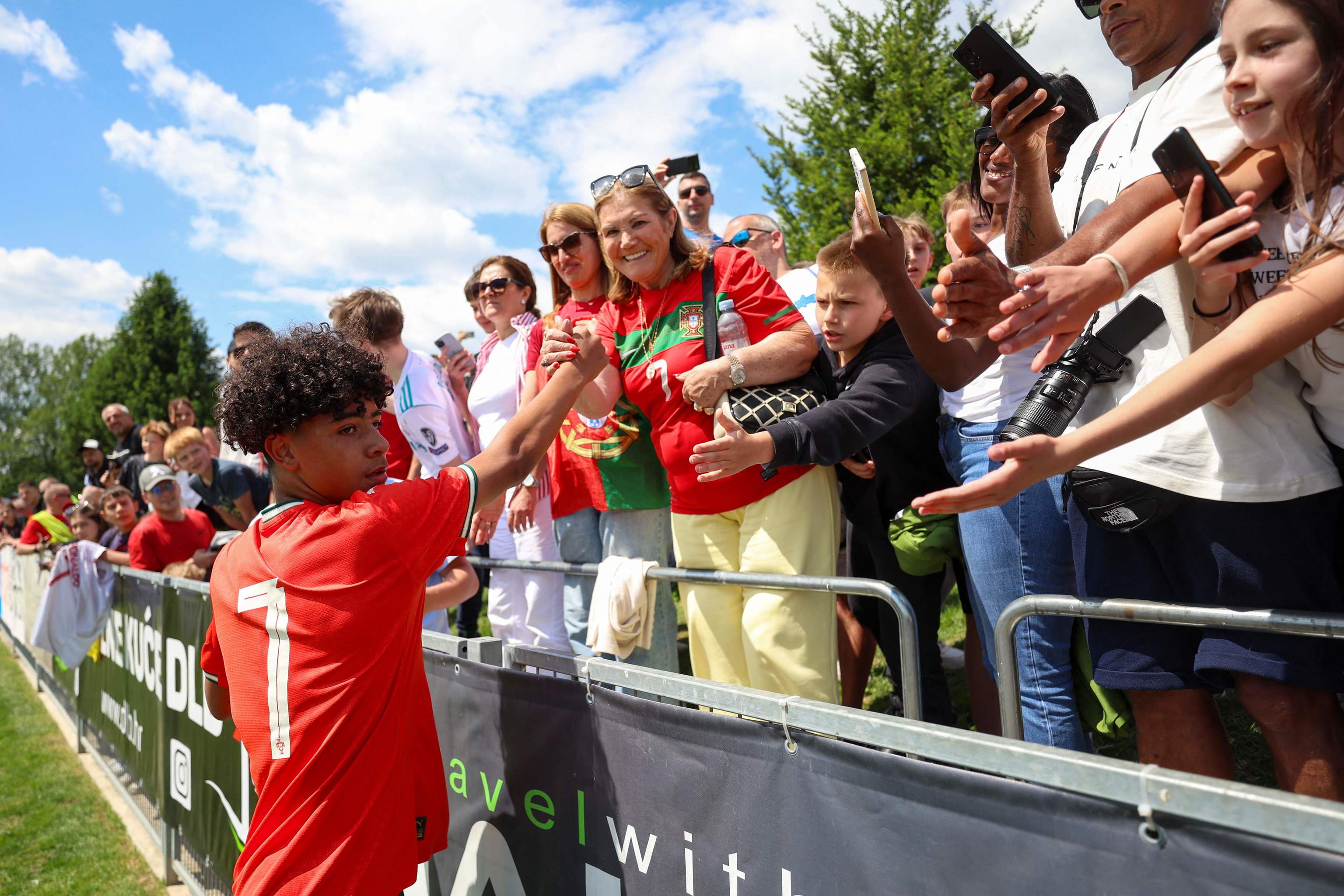 Cristiano saludando a su abuela tras el partido.
