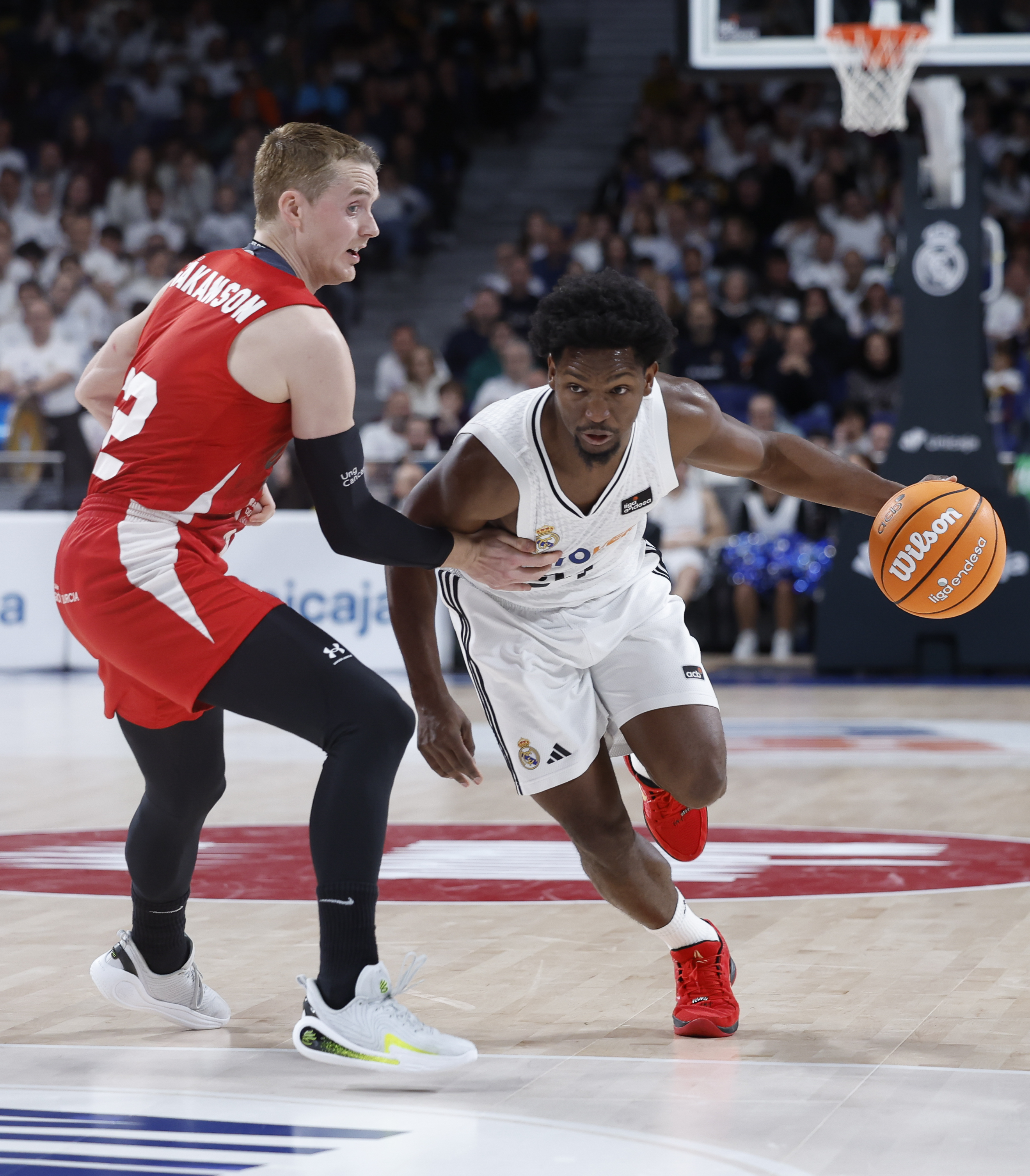 Feliz, defendido por Hakanson, del Murcia.