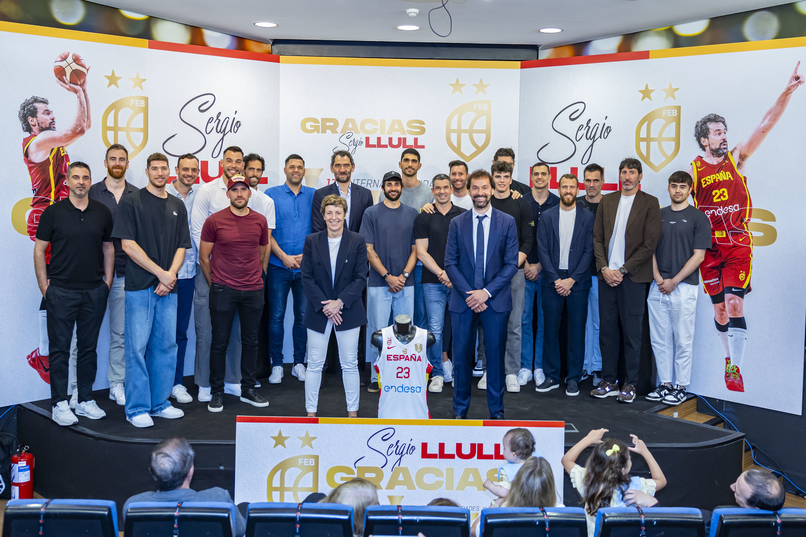 Llull, rodeado por los históricos de la selección, en su despedida.