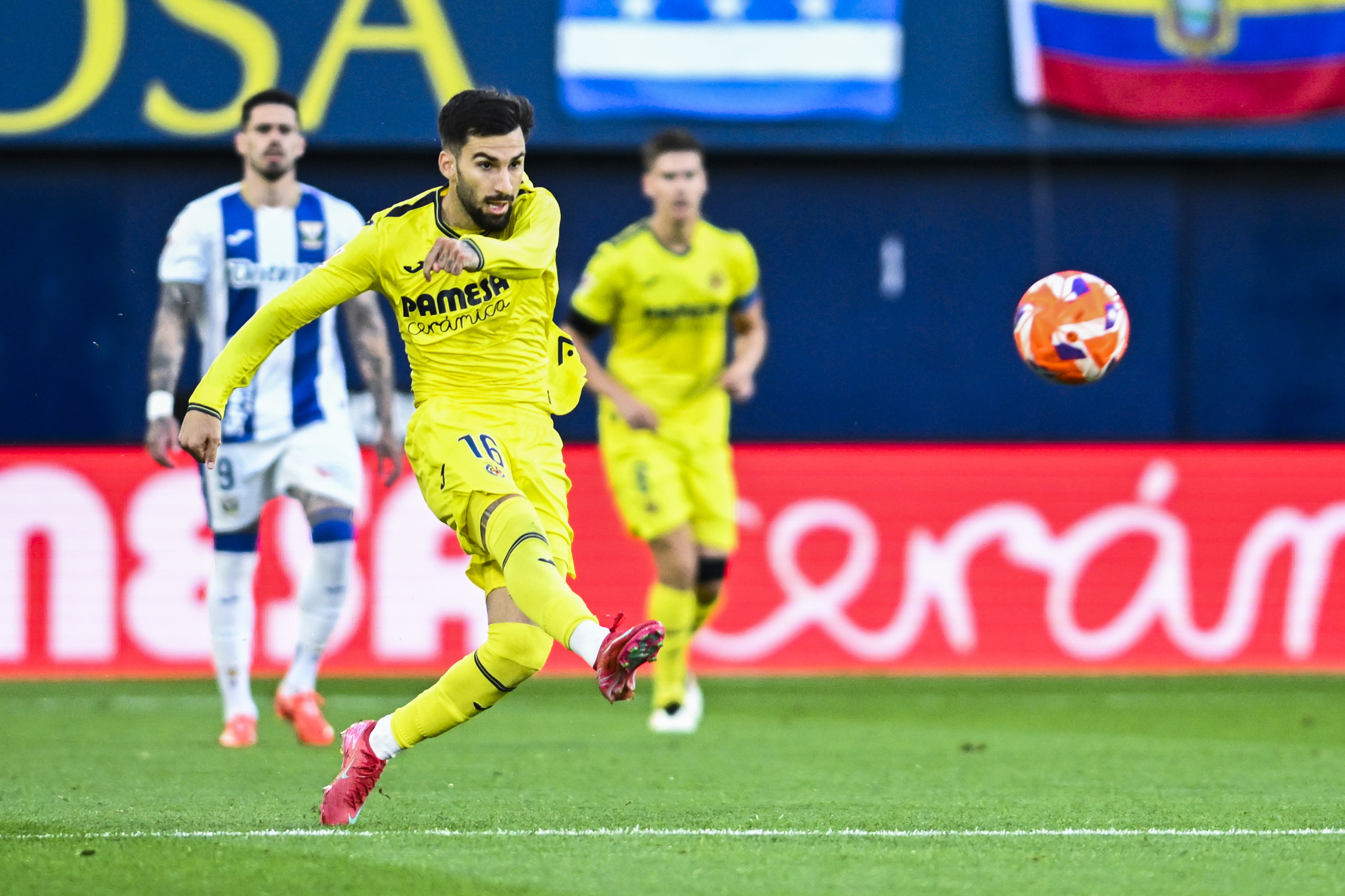 Baena golpea un balón en La Cerámica.