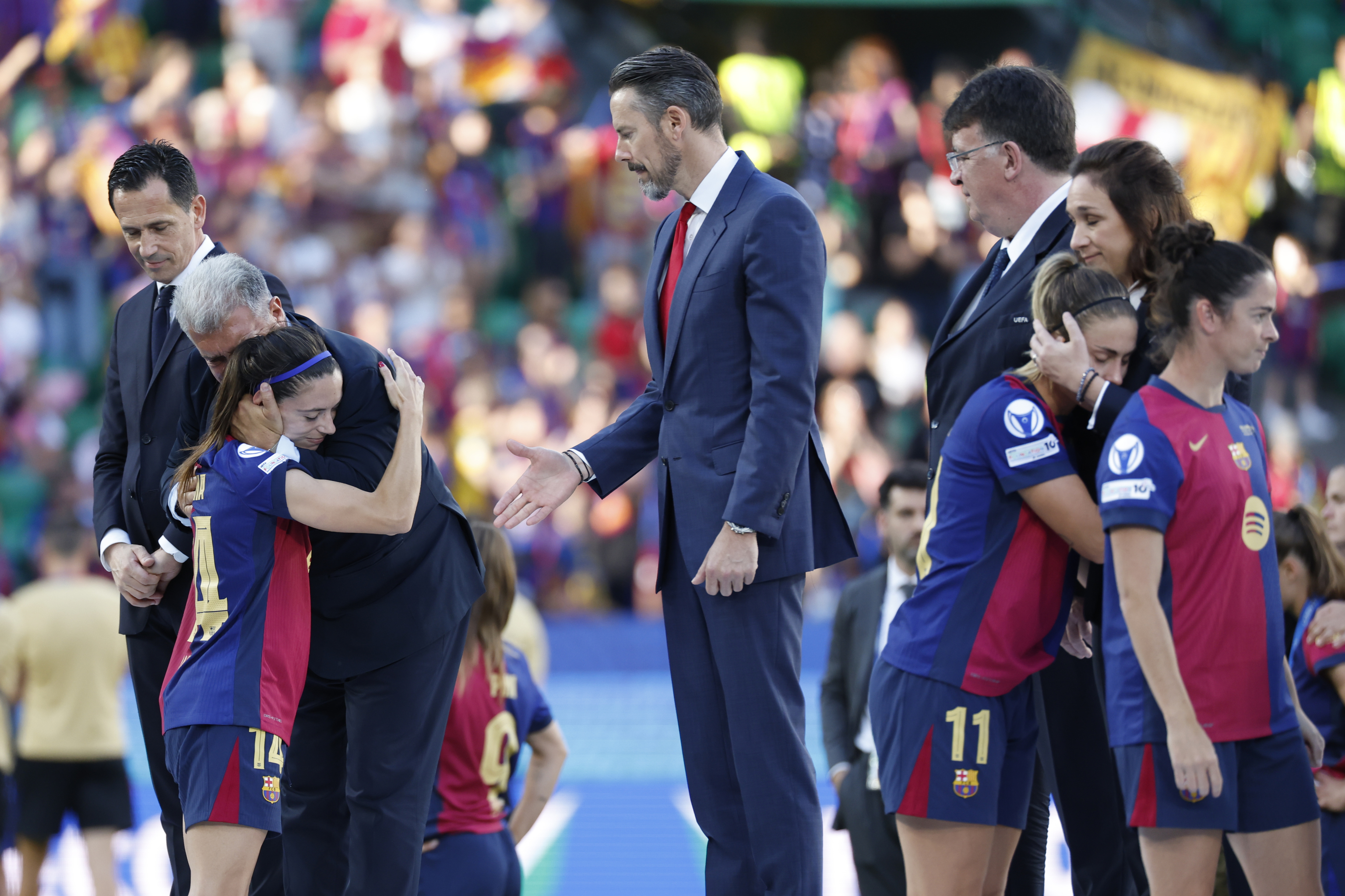 Aitana Bonmatí se abraza con Joan Laporta.