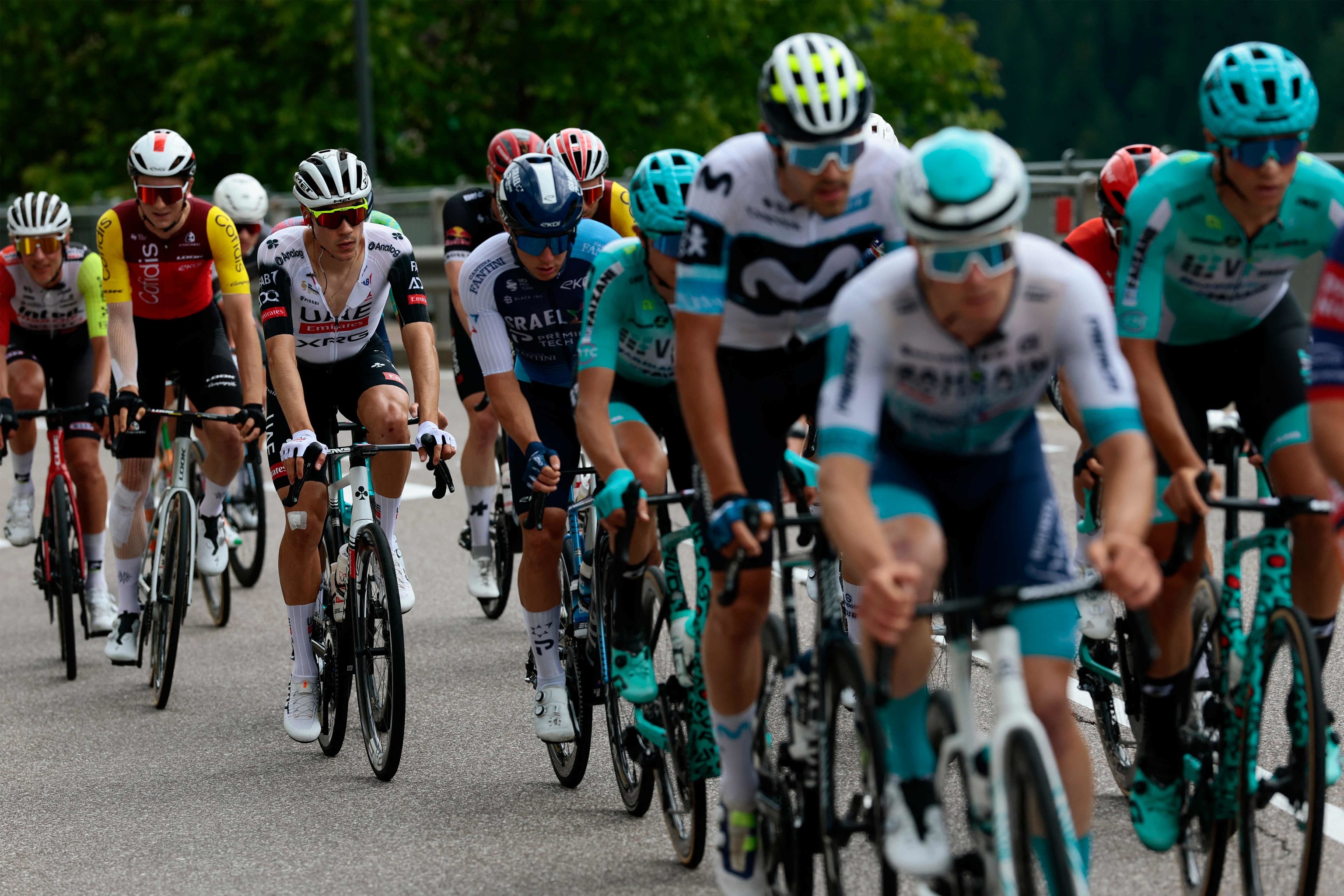 Ayuso, en el pelotón, camino del Mortirolo.