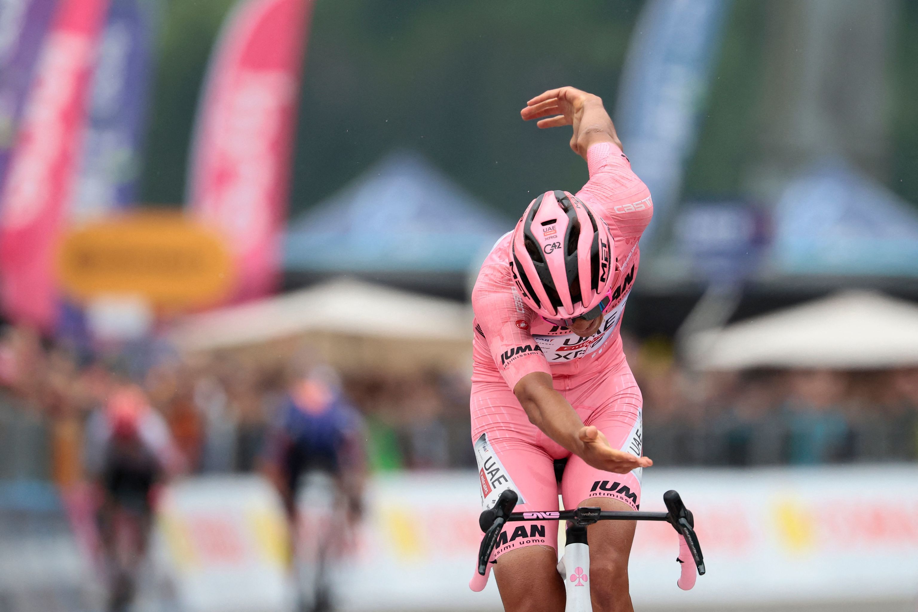 Isaac del Toro celebra el triunfo en la etapa de Bormio.