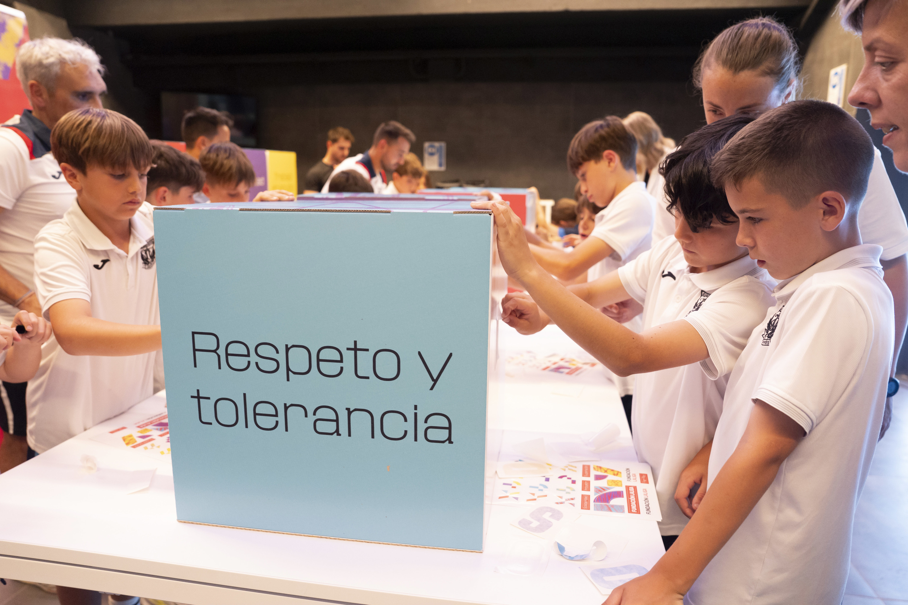 Algunos de los participantes creando murales en uno de los talleres.