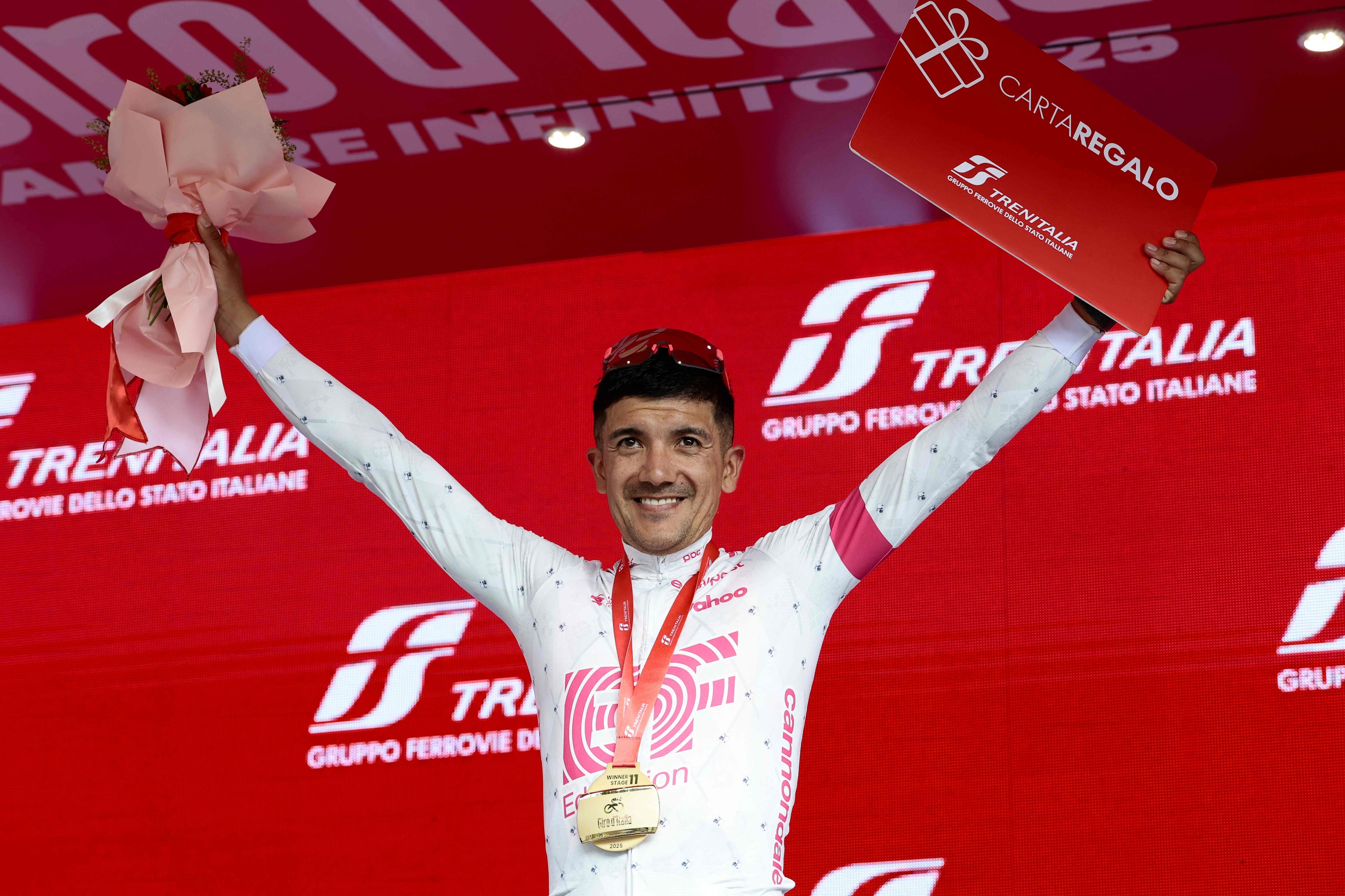 Carapaz, del Education First, en el podio.