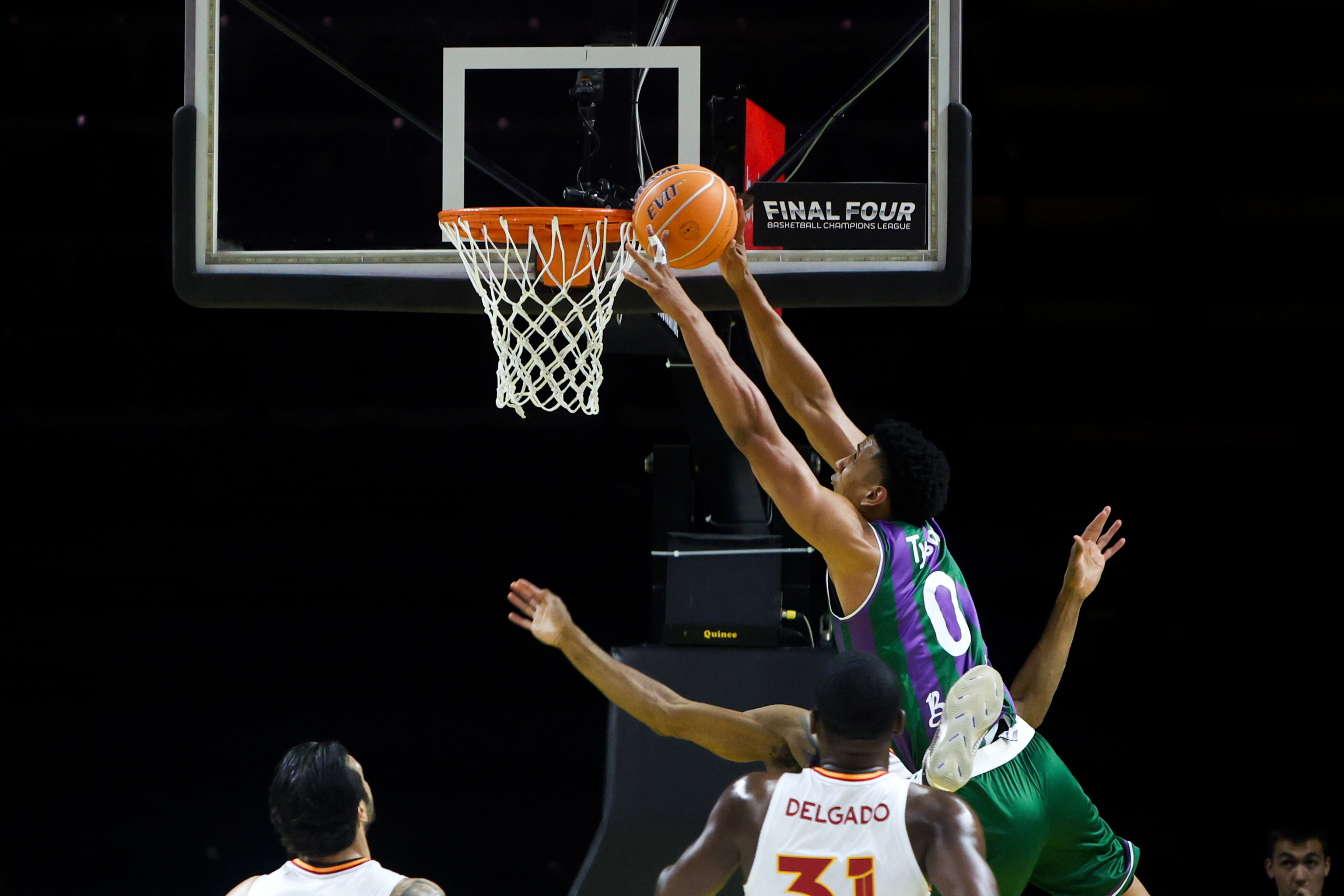 Tyson Pérez culmina una jugada, ante el Galatasaray.