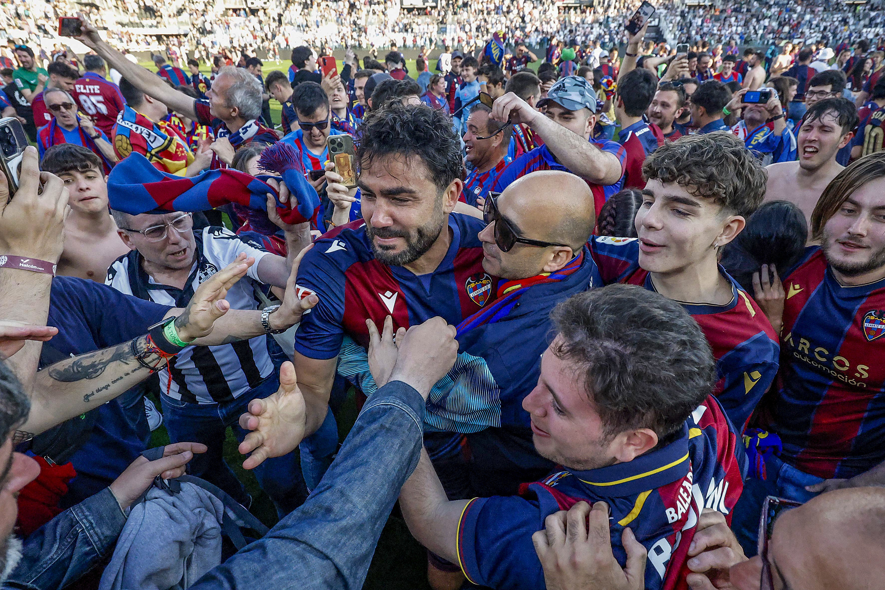 Iborra, llevado en volandas por los aficionados granotas en Burgos.