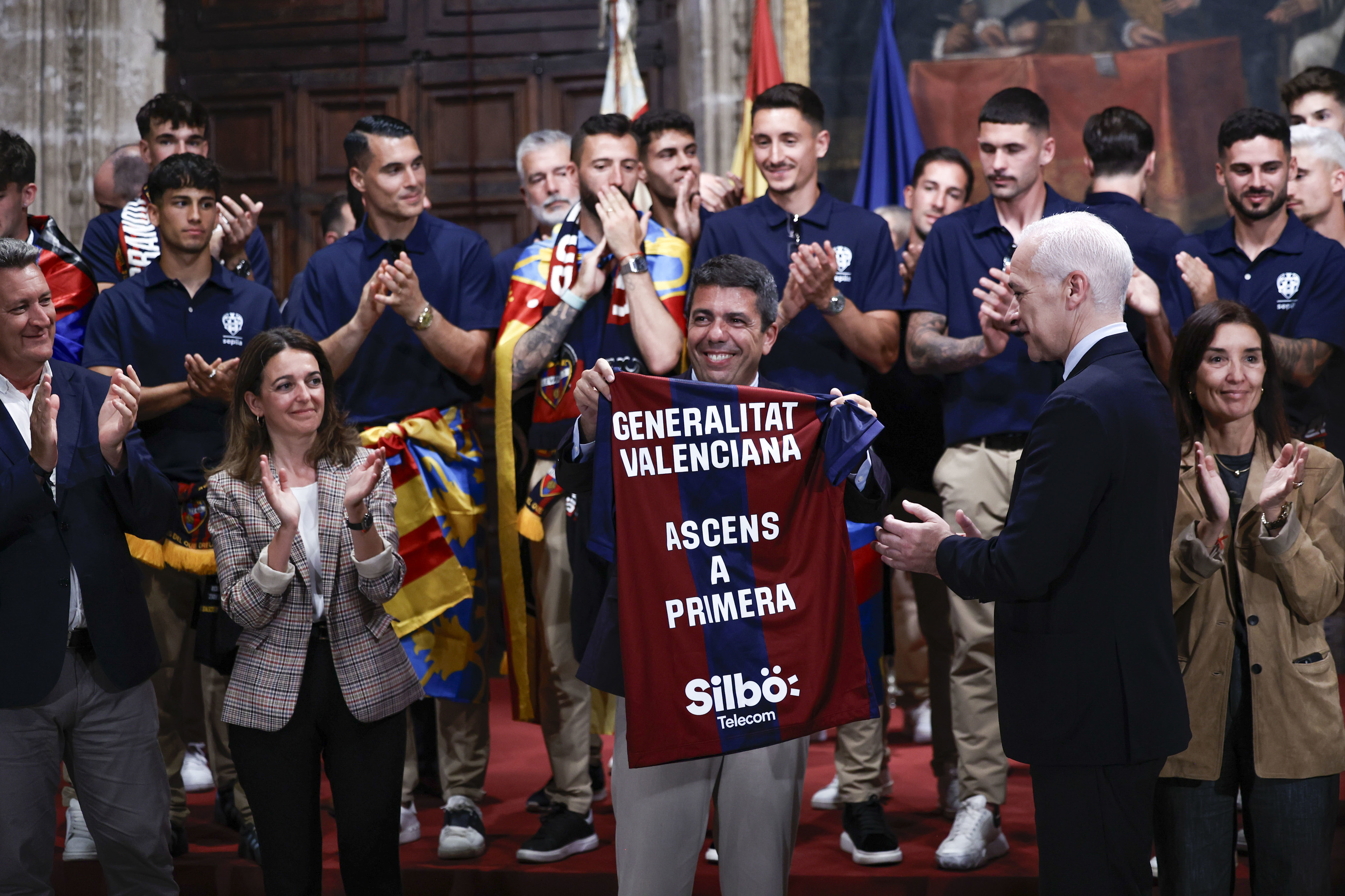 Mazón, junto a toda la plantilla, en el Palau de la Generalitat.