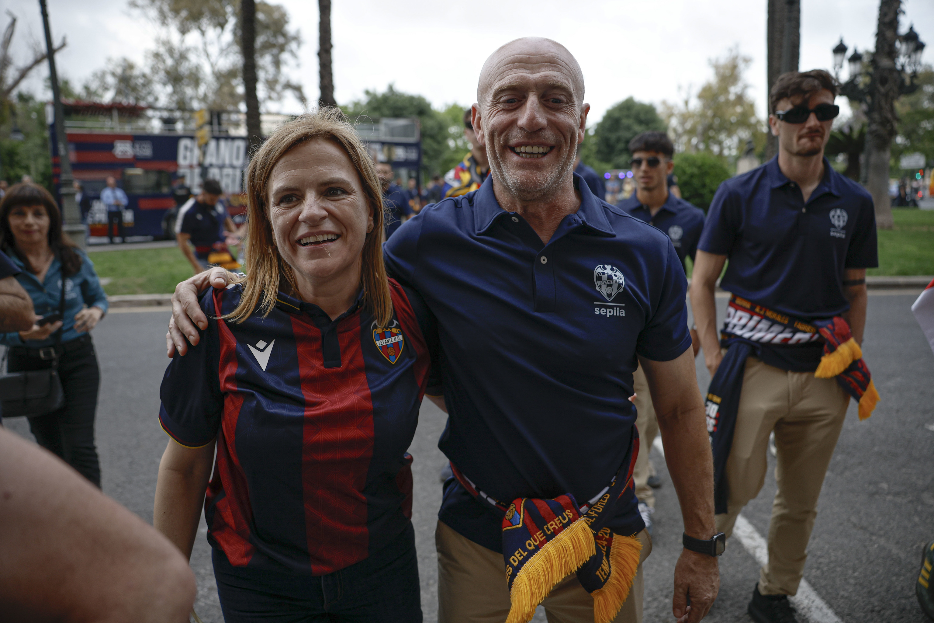 La delegada del Gobierno, Pilar Bernabé, junto al entrenador Calero.
