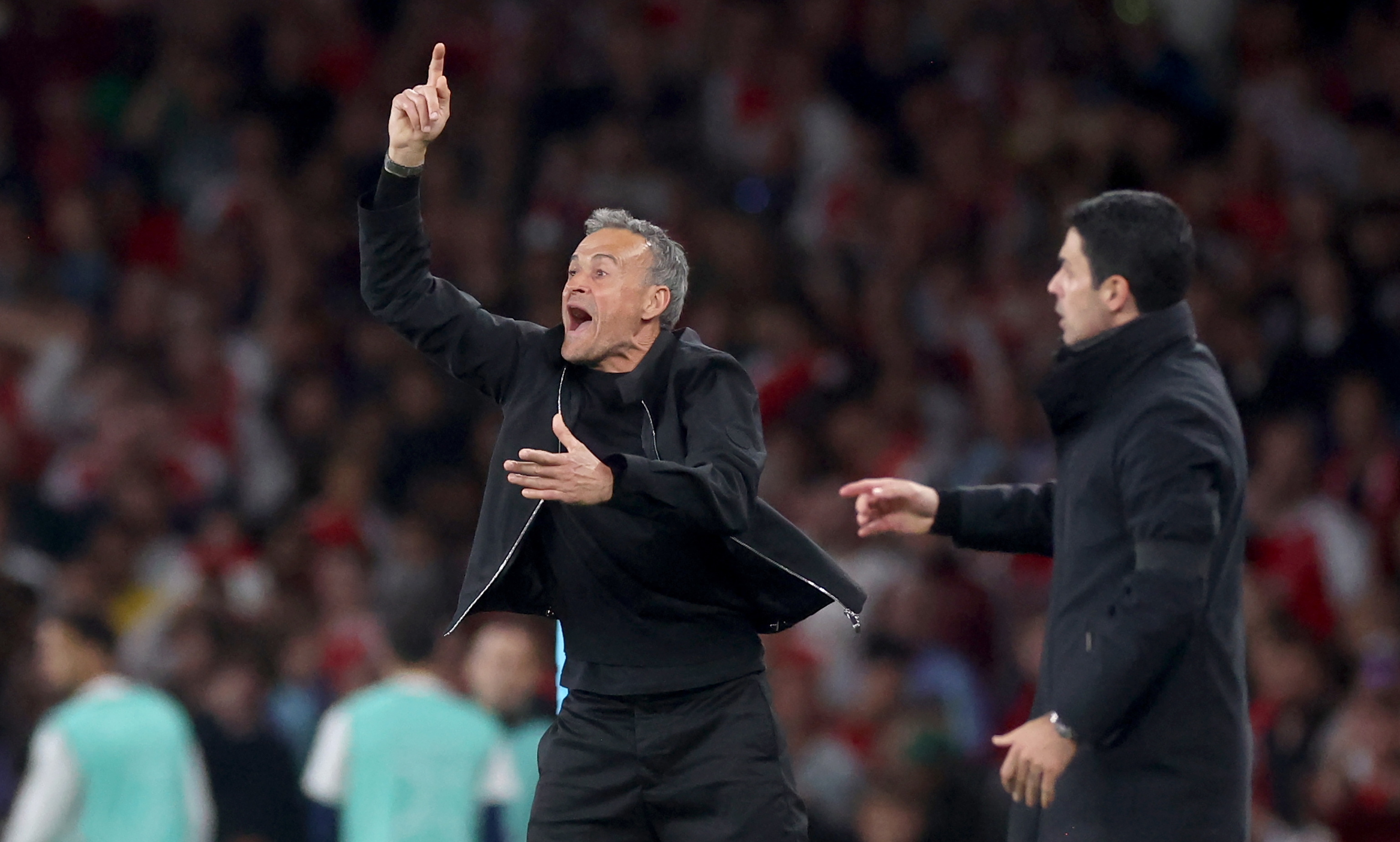 Luis Enrique da instrucciones, junto a Arteta, en Londres.