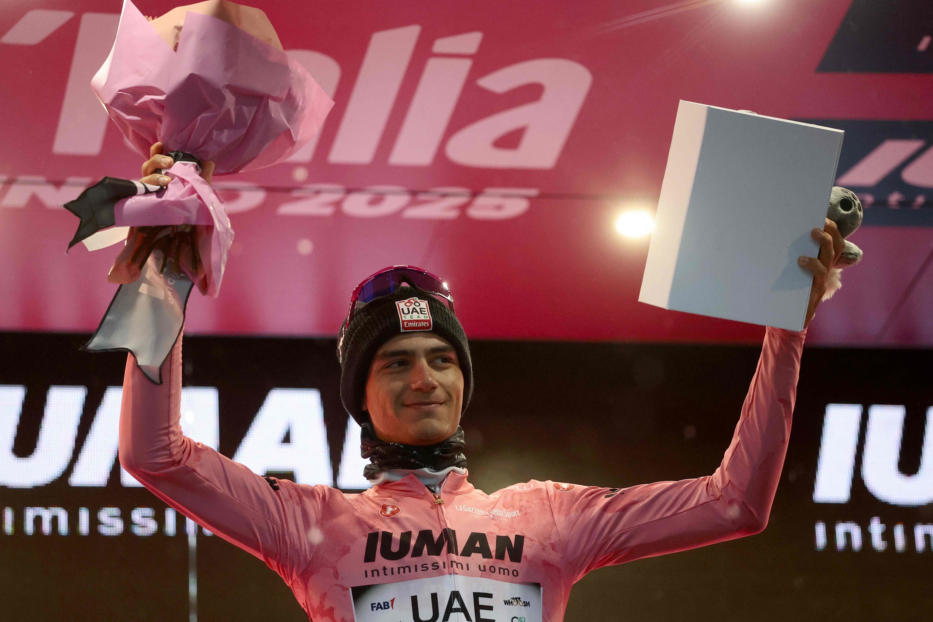 Isaac del Toro, con la maglia rosa del Giro.