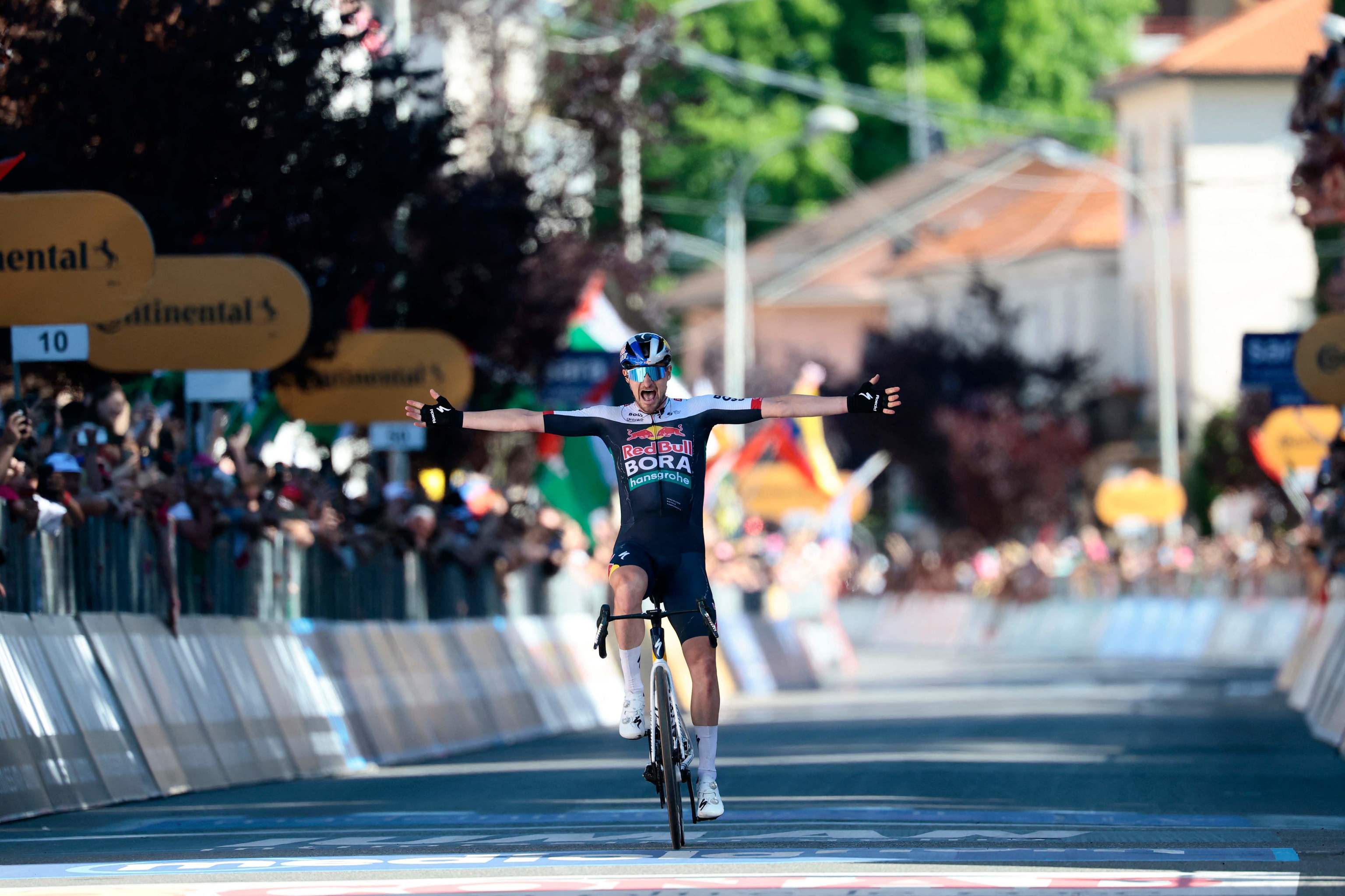 Nico Denz celebra su victoria en Cesano Maderno.