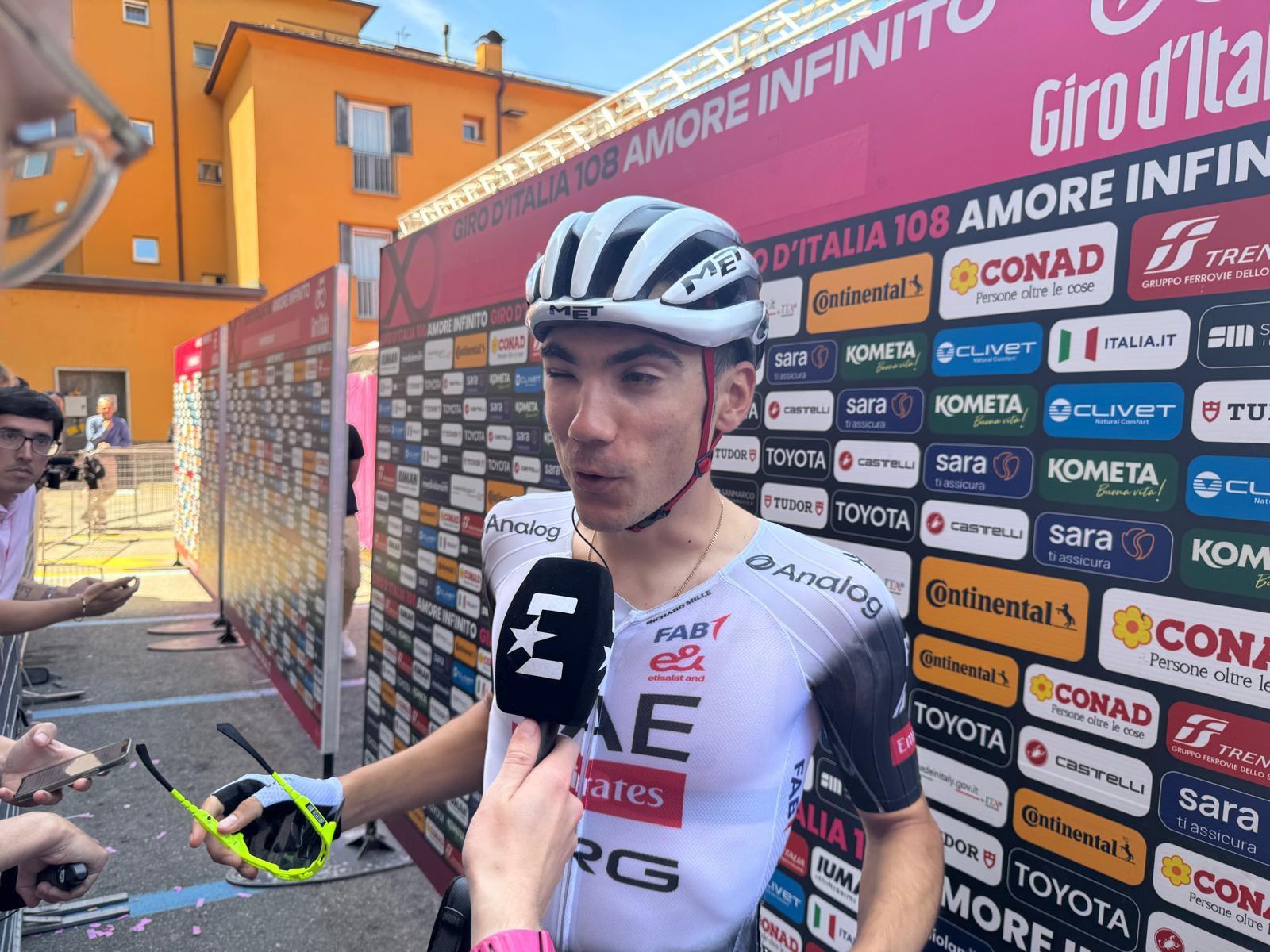 Juan Ayuso, en la salida de Morbegno.