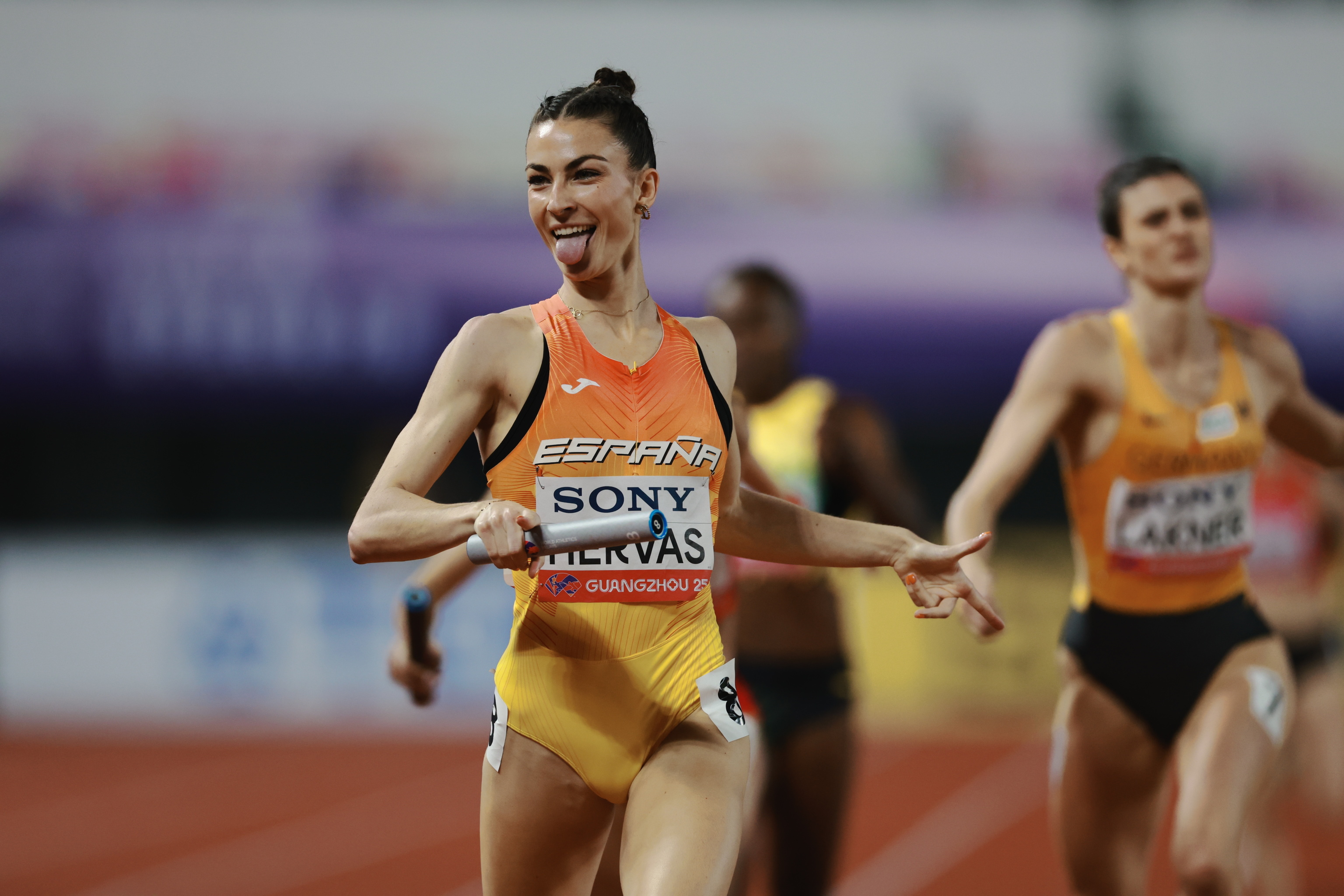 Blanca Hervás, tras cruzar la línea de meta en Guangzhou.