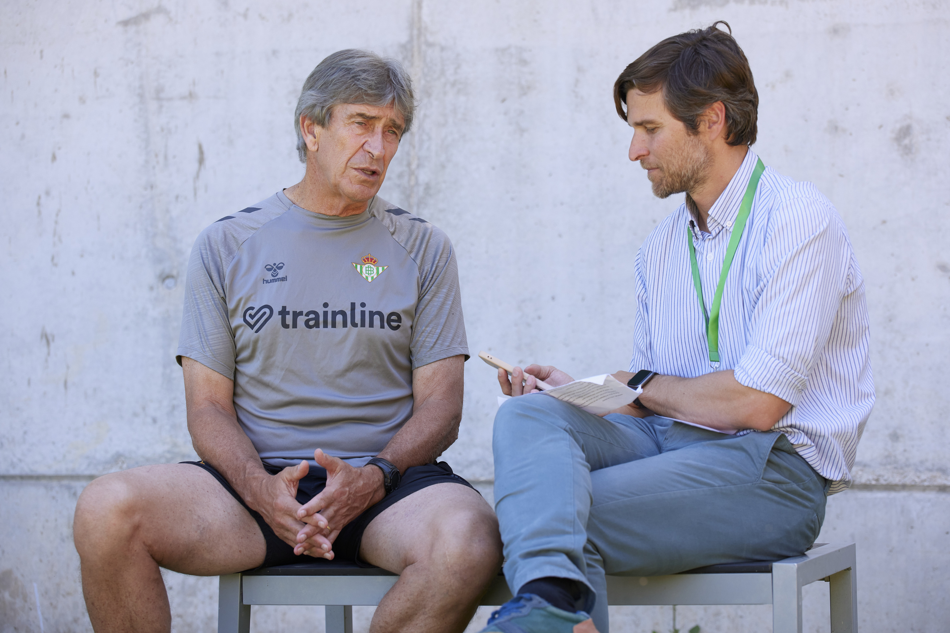 Pellegrini charla con el periodista.