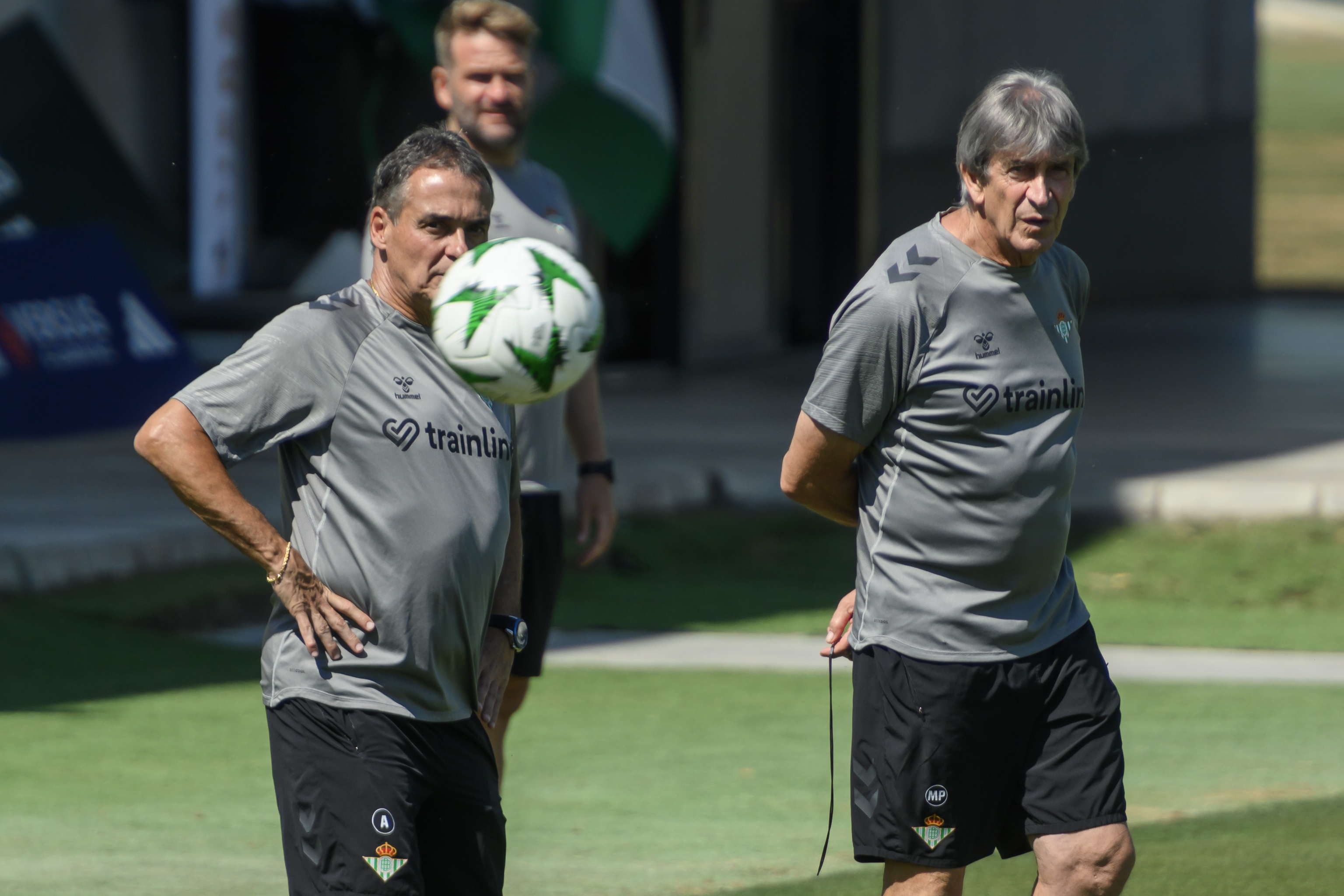 Pellegrini dirige un entrenamiento del Betis