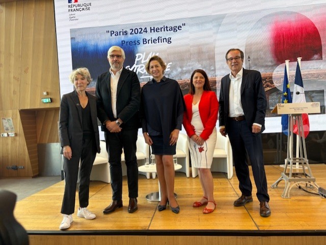 La la ministra de Turismo, Nathalie Delattre (c), en el acto de la agencia de desarrollo turístico Atout France.