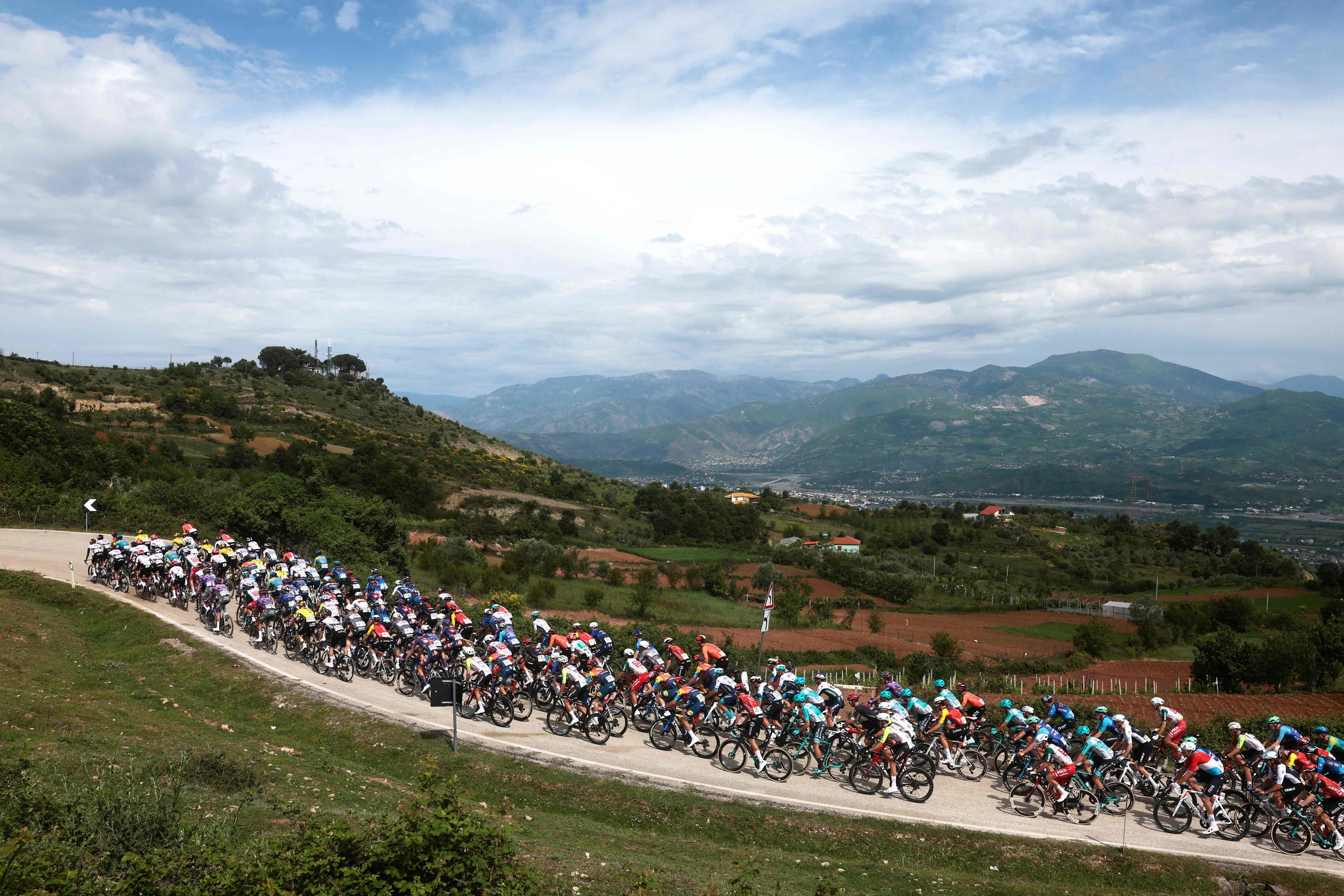 El pelotón del Giro, durante una de las ascensiones de la primera etapa.
