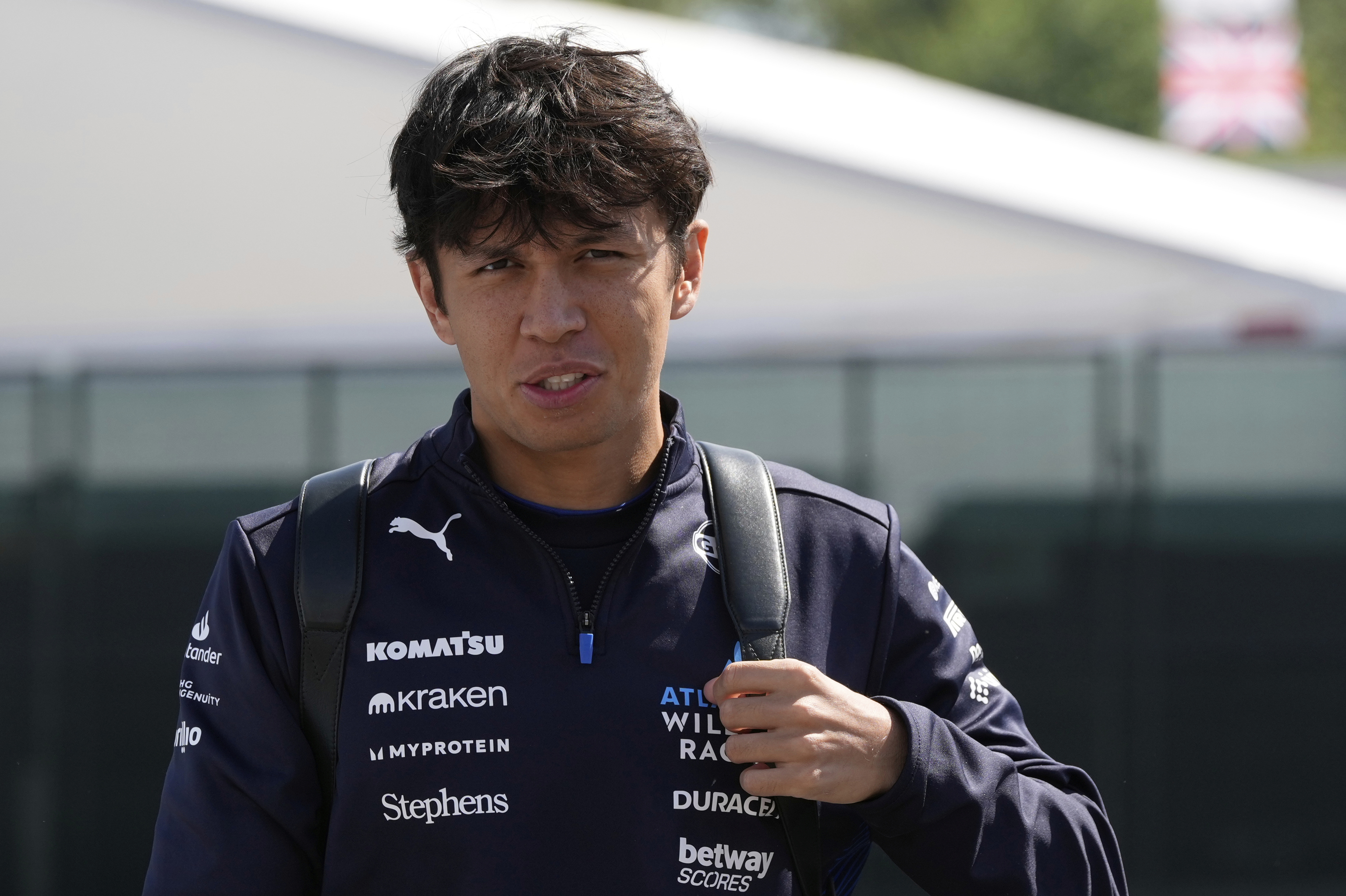 Albon, el viernes, en el 'paddock' de Imola.