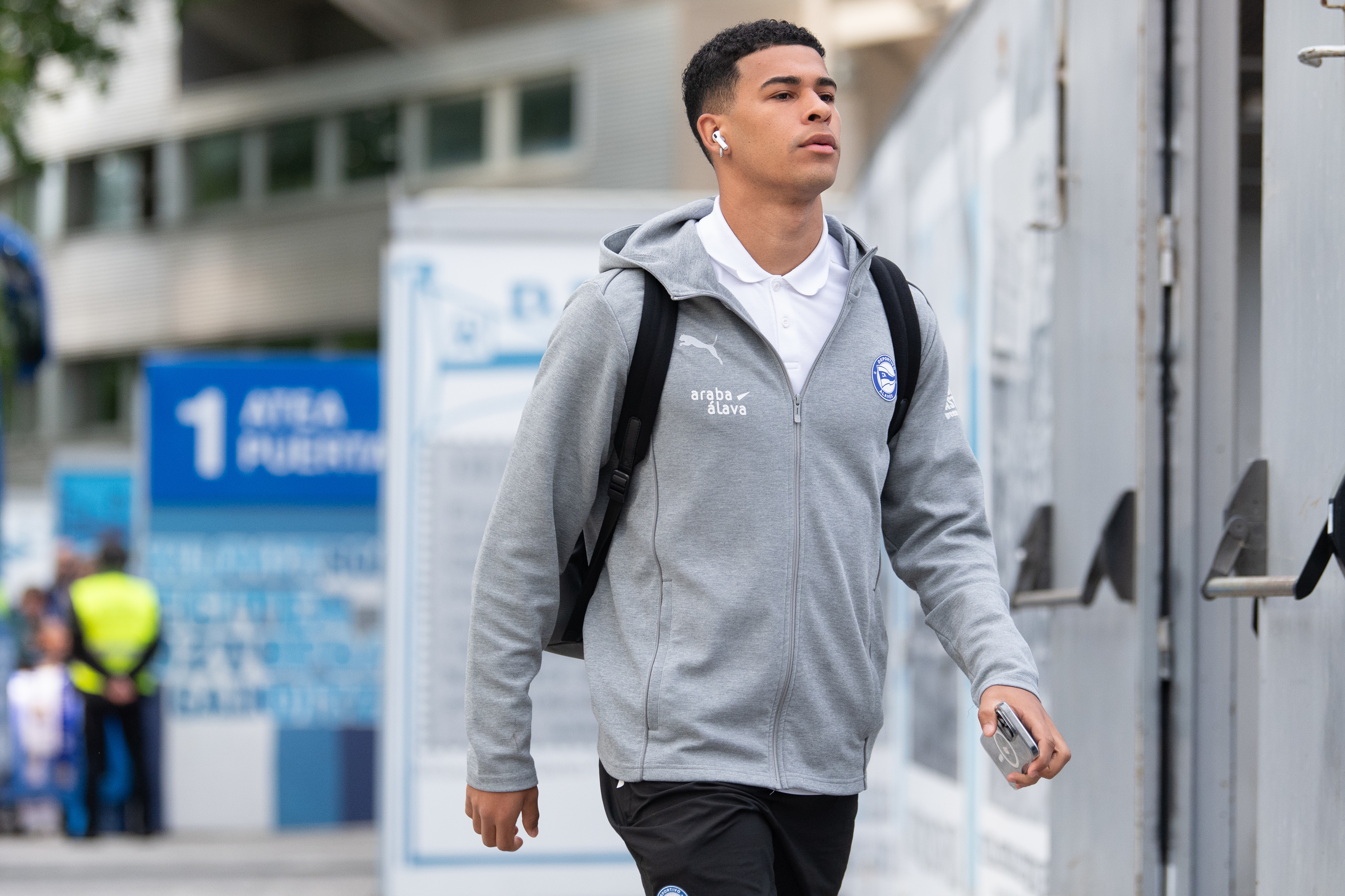 El defensa camino de una concentración.