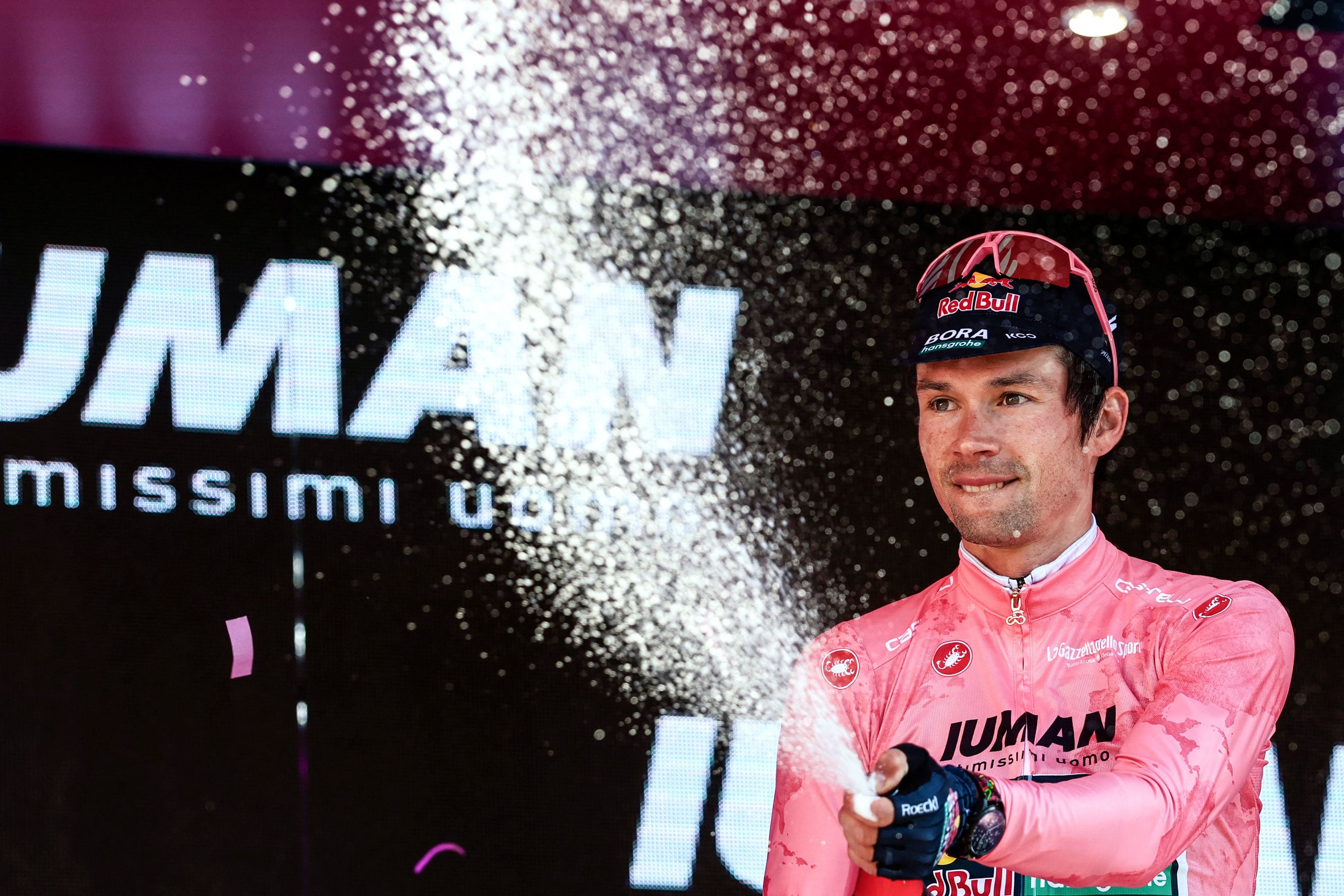 Roglic, con la maglia rosa.