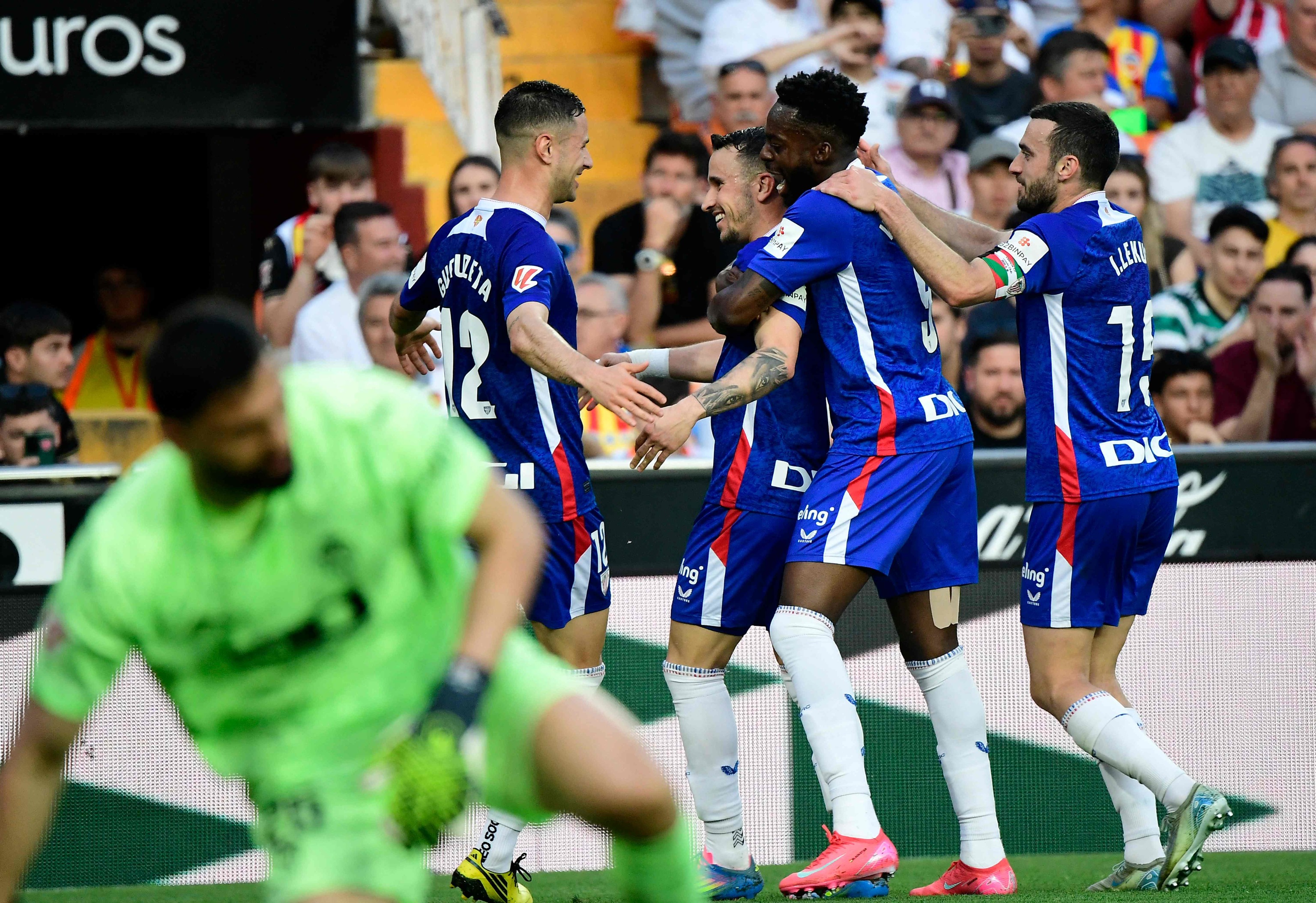 Berenguer celebra el gol marcado a Mamardashvili.