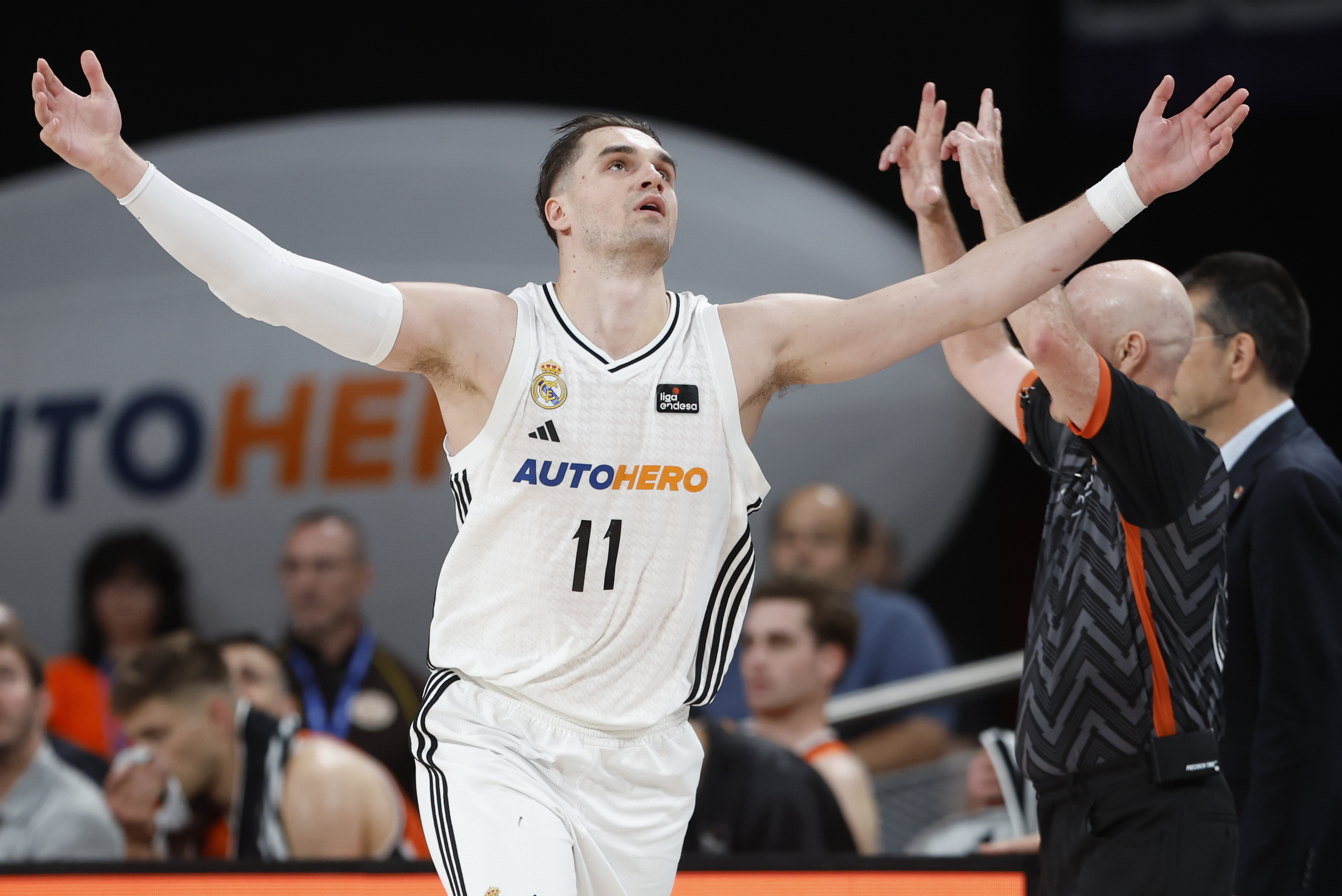 Hezonja celebra una de sus canastas, en el segundo partido contra el Valencia.